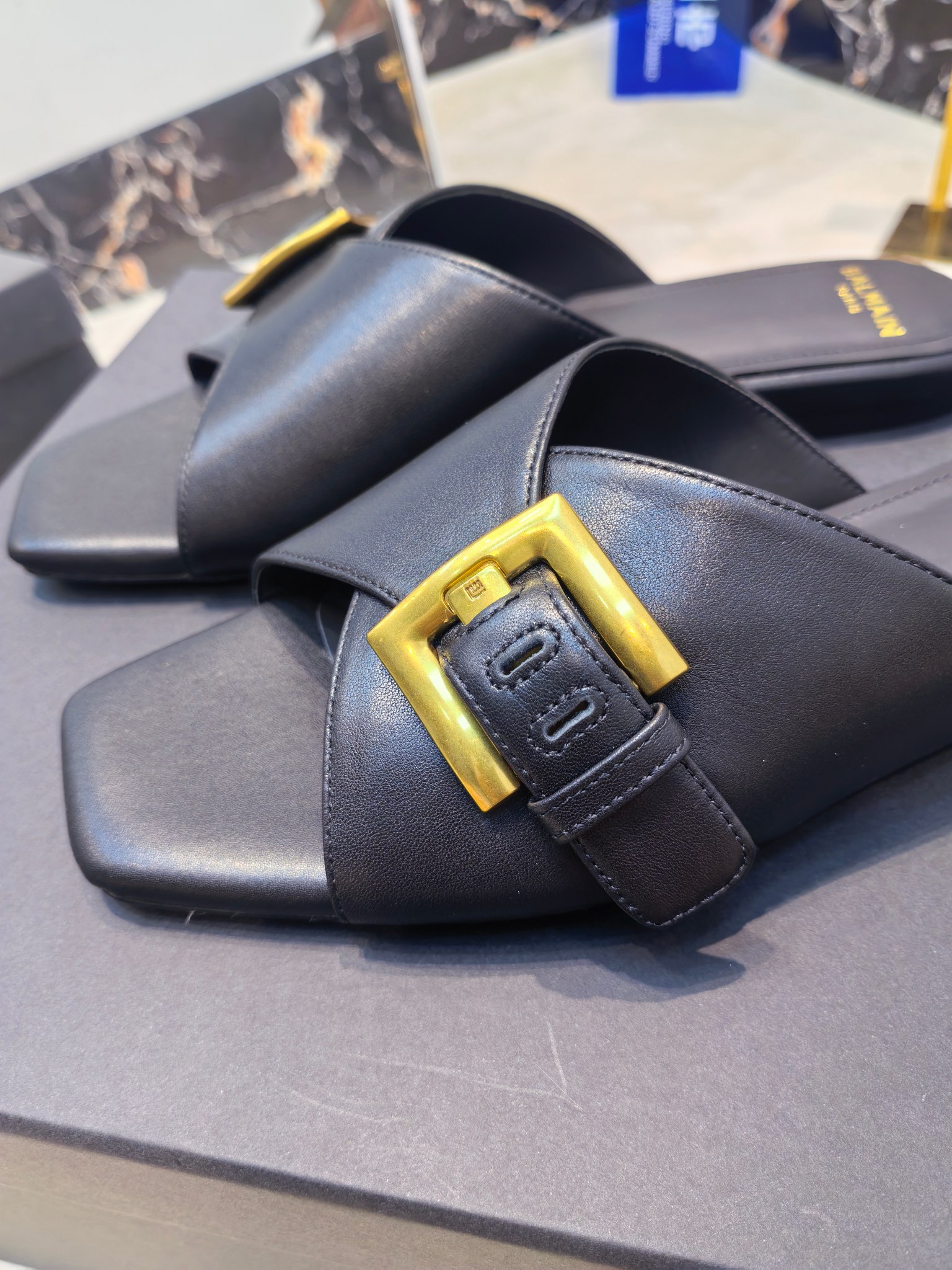Balmain 2025 Flat-Side Slippers: Handcrafted Luxury with Unique Fashion Element - 图片 4