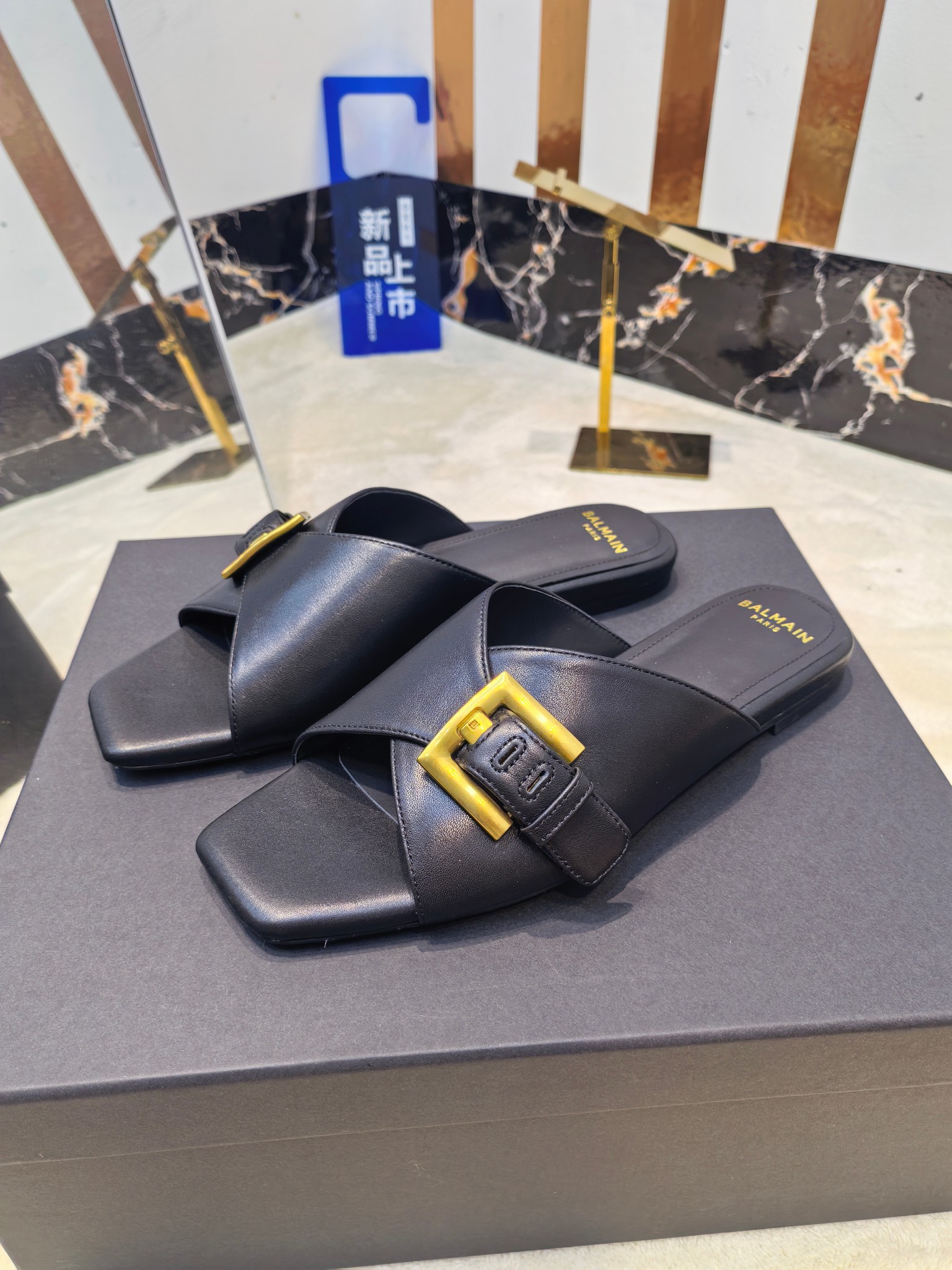 Balmain 2025 Flat-Side Slippers: Handcrafted Luxury with Unique Fashion Element - 图片 3