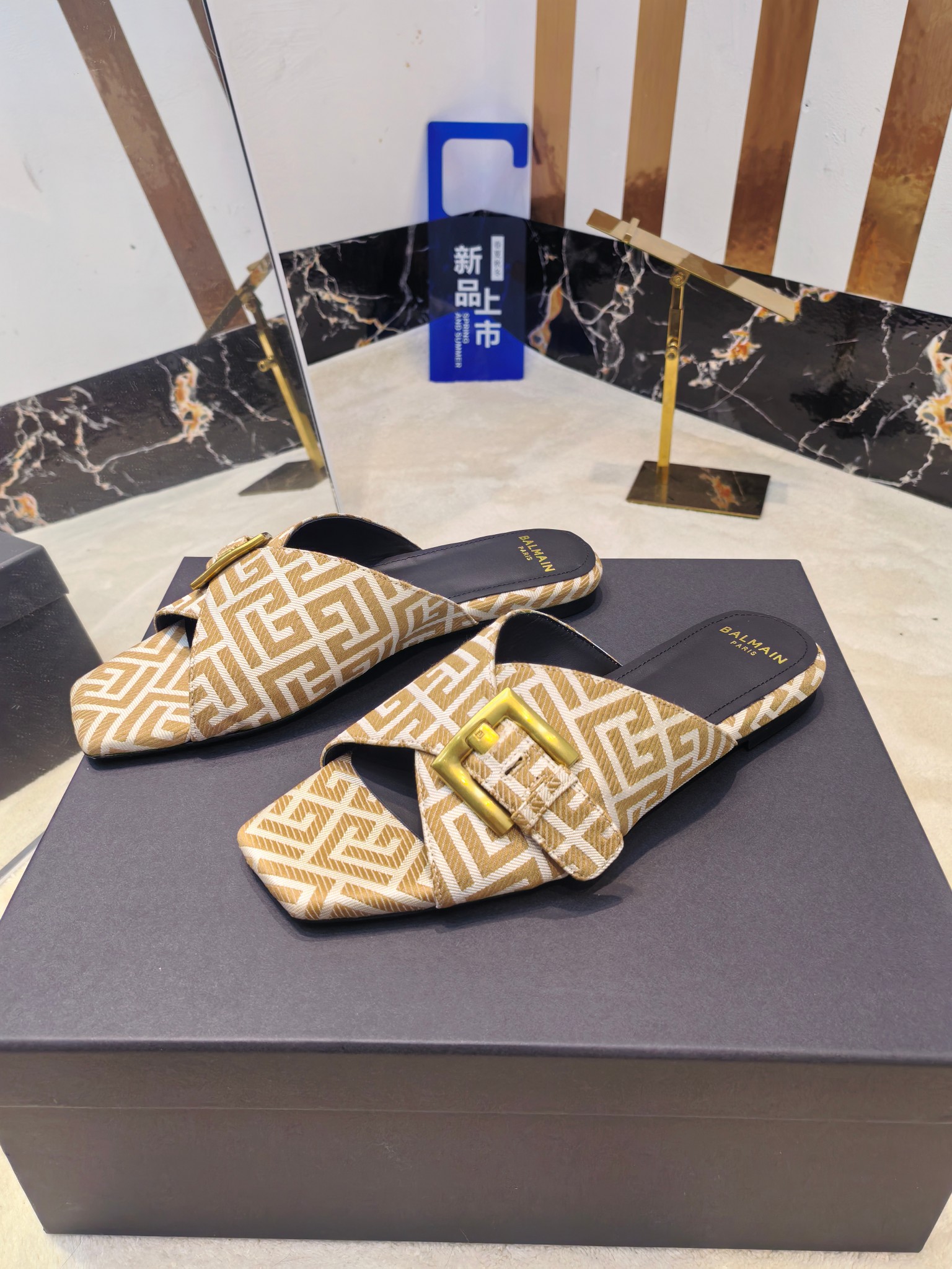 Balmain’s 2025 Flat-Side Slippers: Handcrafted Luxury Fashion from France - 图片 3