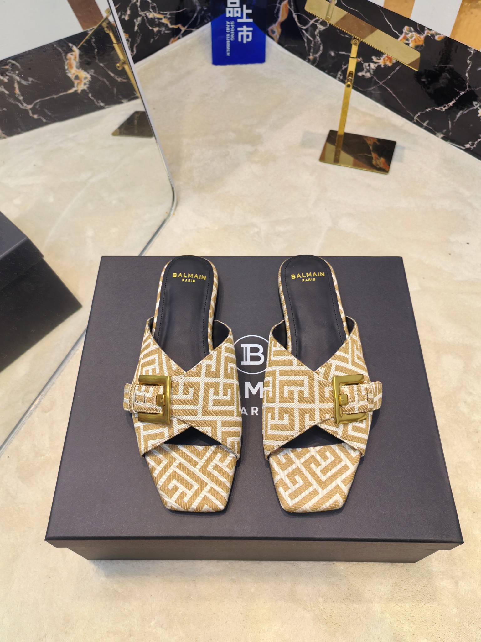 Balmain’s 2025 Flat-Side Slippers: Handcrafted Luxury Fashion from France - 图片 1