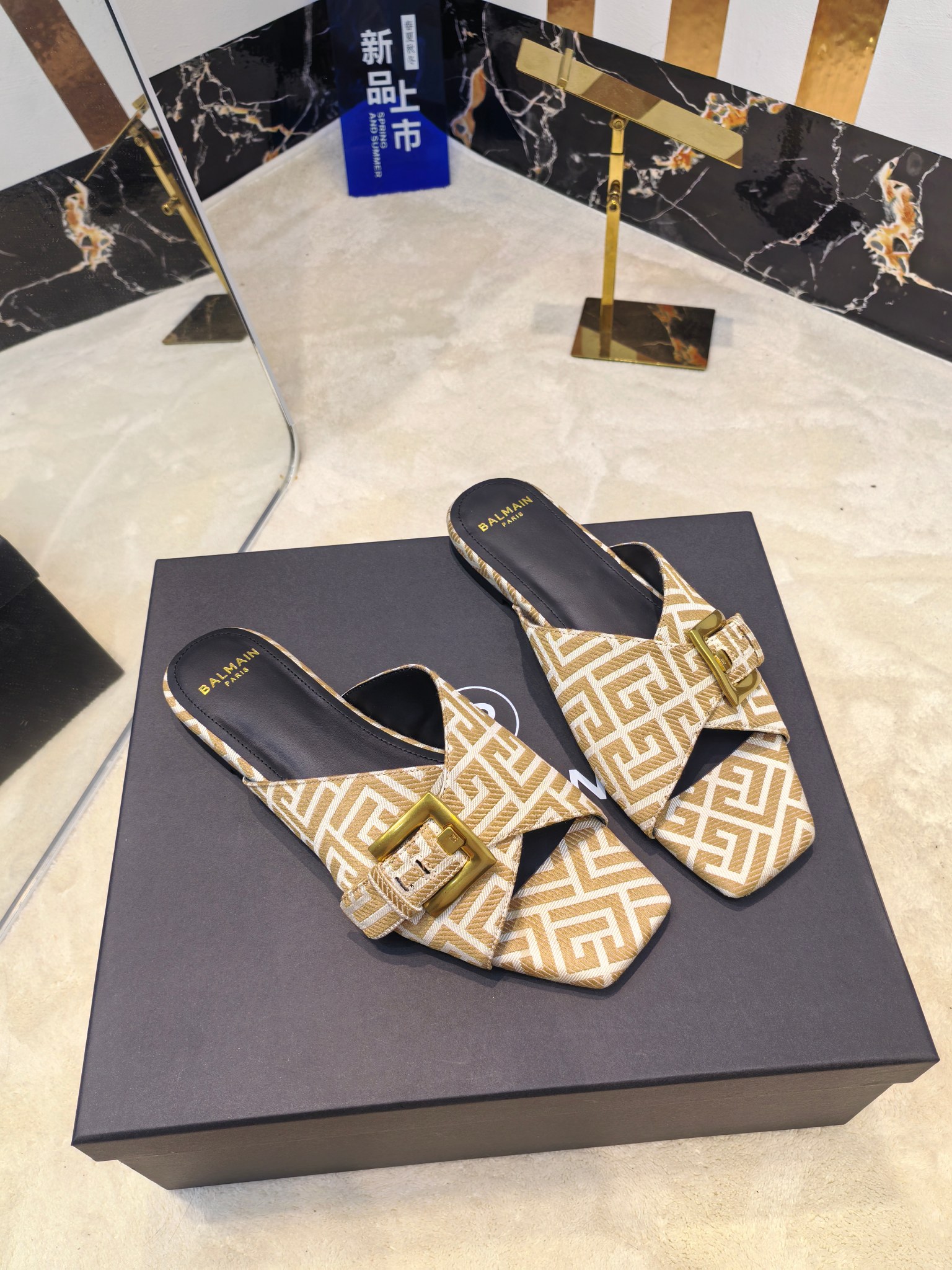 Balmain’s 2025 Flat-Side Slippers: Handcrafted Luxury Fashion from France - 图片 2