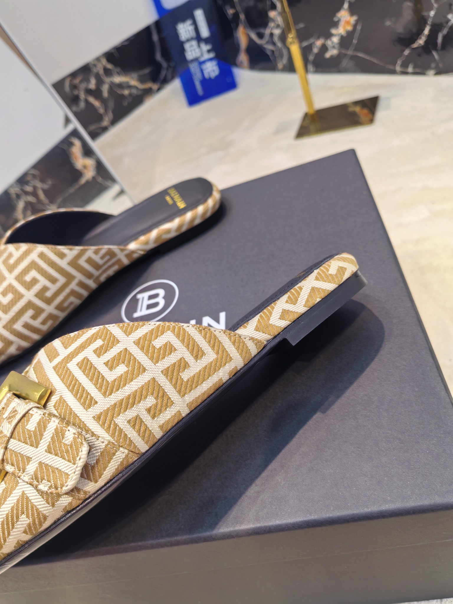 Balmain’s 2025 Flat-Side Slippers: Handcrafted Luxury Fashion from France - 图片 5