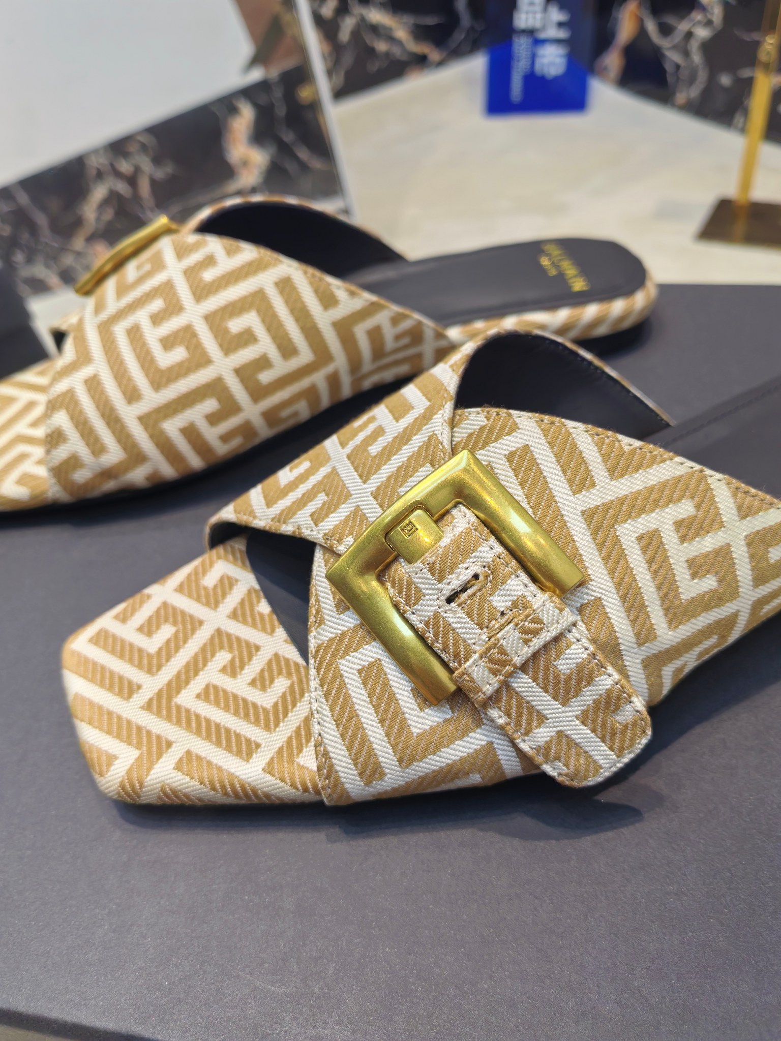 Balmain’s 2025 Flat-Side Slippers: Handcrafted Luxury Fashion from France - 图片 4