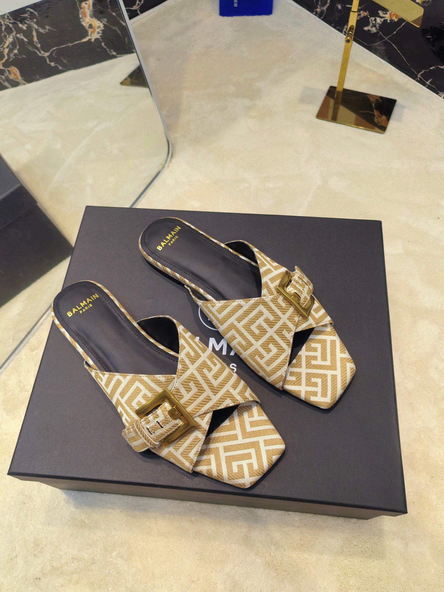 Balmain’s 2025 Flat-Side Slippers: Handcrafted Luxury Fashion from France - 图片 9