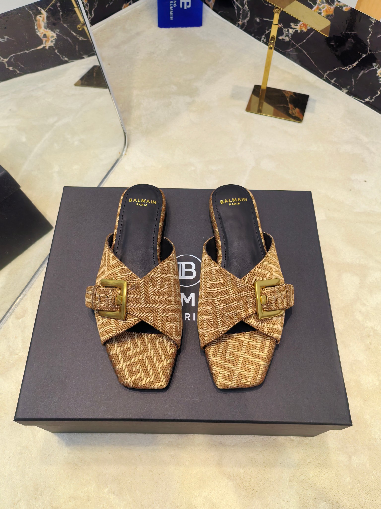 Balmain’s 2025 Flat-Side Slippers: Handcrafted Luxury with Unique Design Elements - 图片 1