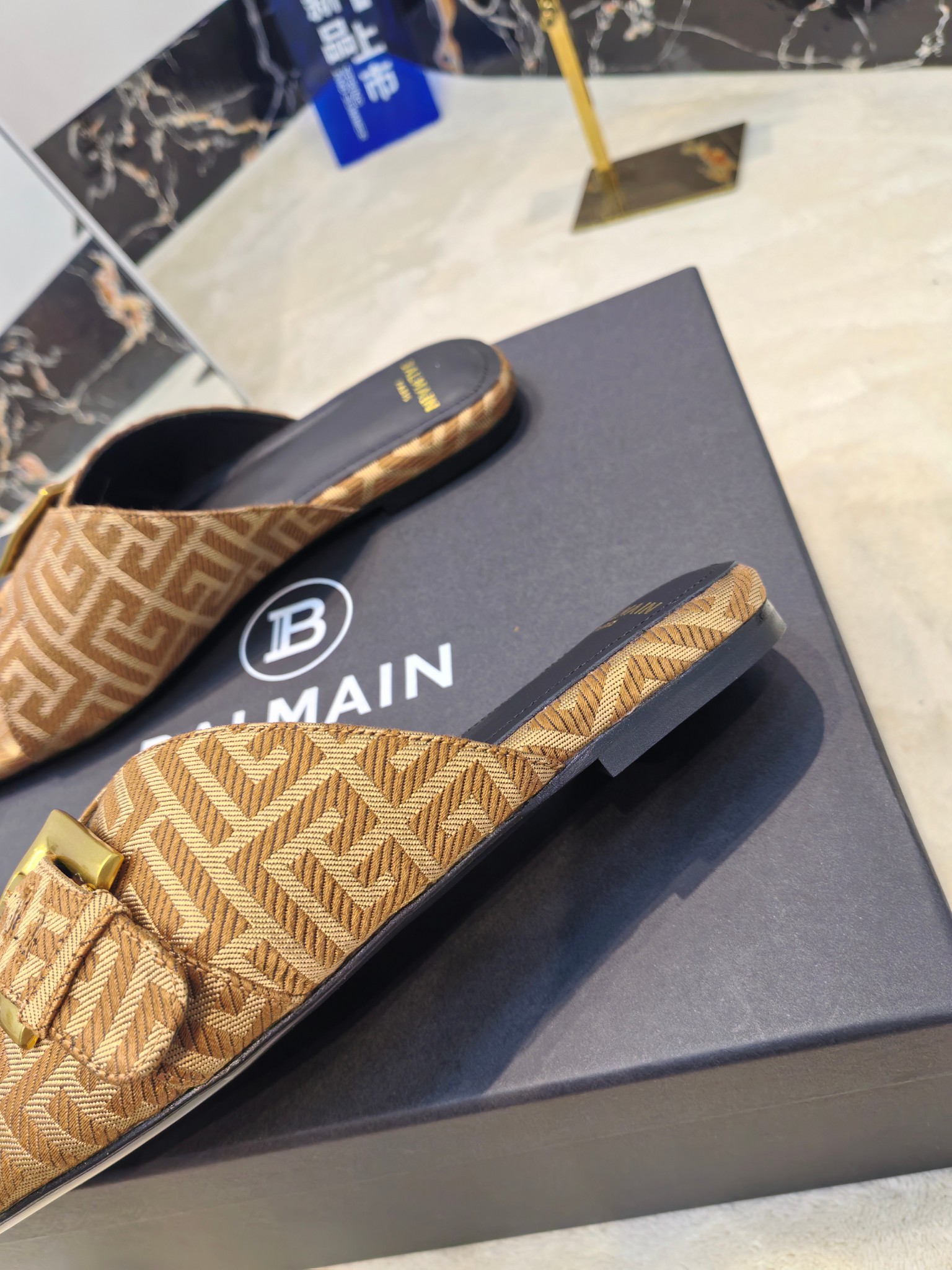 Balmain’s 2025 Flat-Side Slippers: Handcrafted Luxury with Unique Design Elements - 图片 5