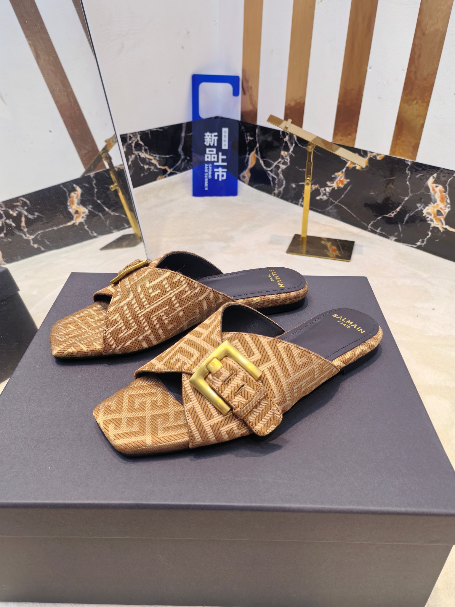 Balmain’s 2025 Flat-Side Slippers: Handcrafted Luxury with Unique Design Elements - 图片 3