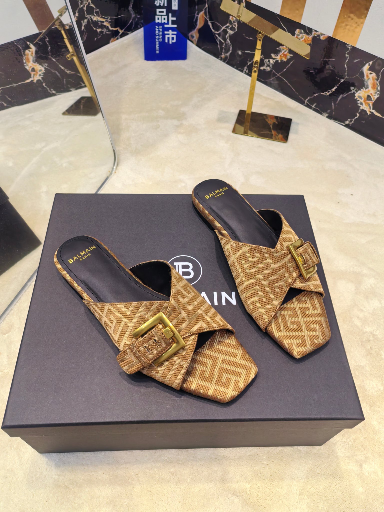 Balmain’s 2025 Flat-Side Slippers: Handcrafted Luxury with Unique Design Elements - 图片 2