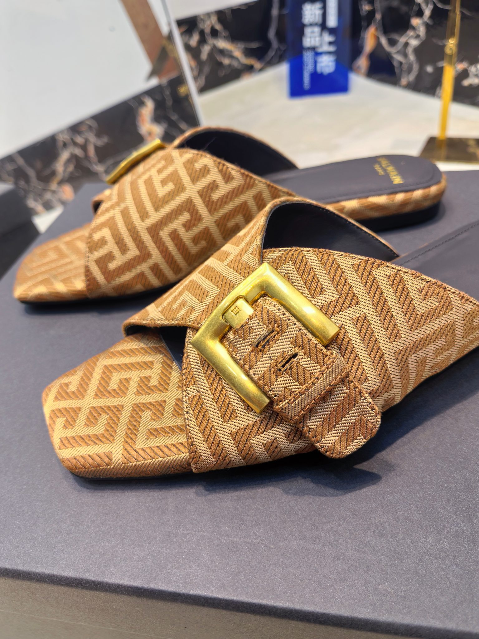 Balmain’s 2025 Flat-Side Slippers: Handcrafted Luxury with Unique Design Elements - 图片 4