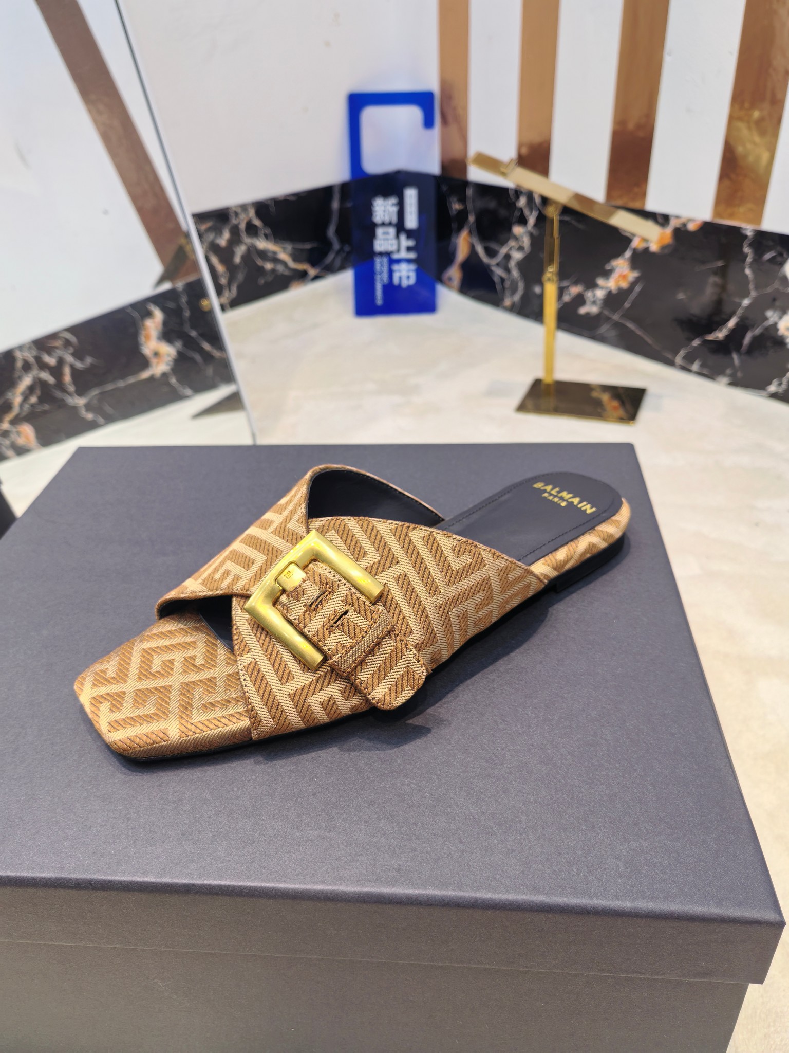 Balmain’s 2025 Flat-Side Slippers: Handcrafted Luxury with Unique Design Elements - 图片 8