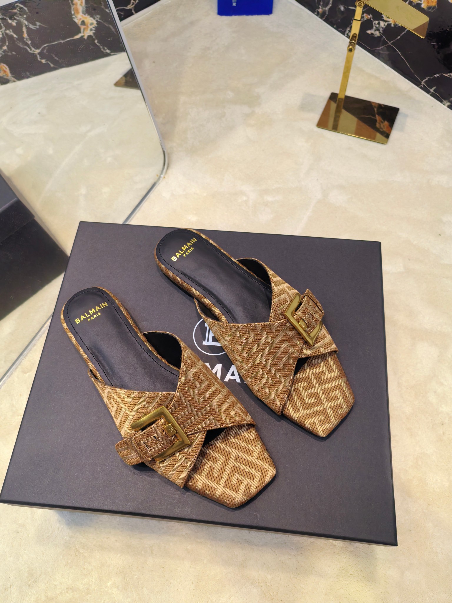 Balmain’s 2025 Flat-Side Slippers: Handcrafted Luxury with Unique Design Elements - 图片 9