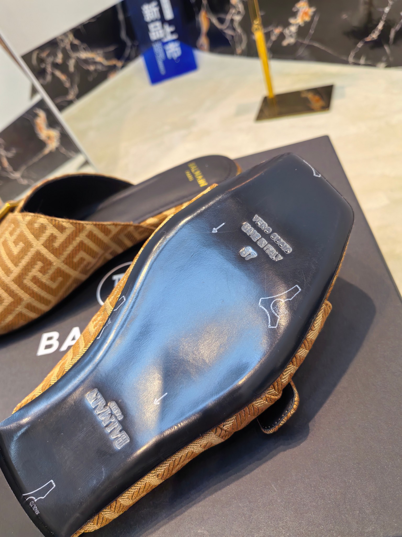 Balmain’s 2025 Flat-Side Slippers: Handcrafted Luxury with Unique Design Elements - 图片 6