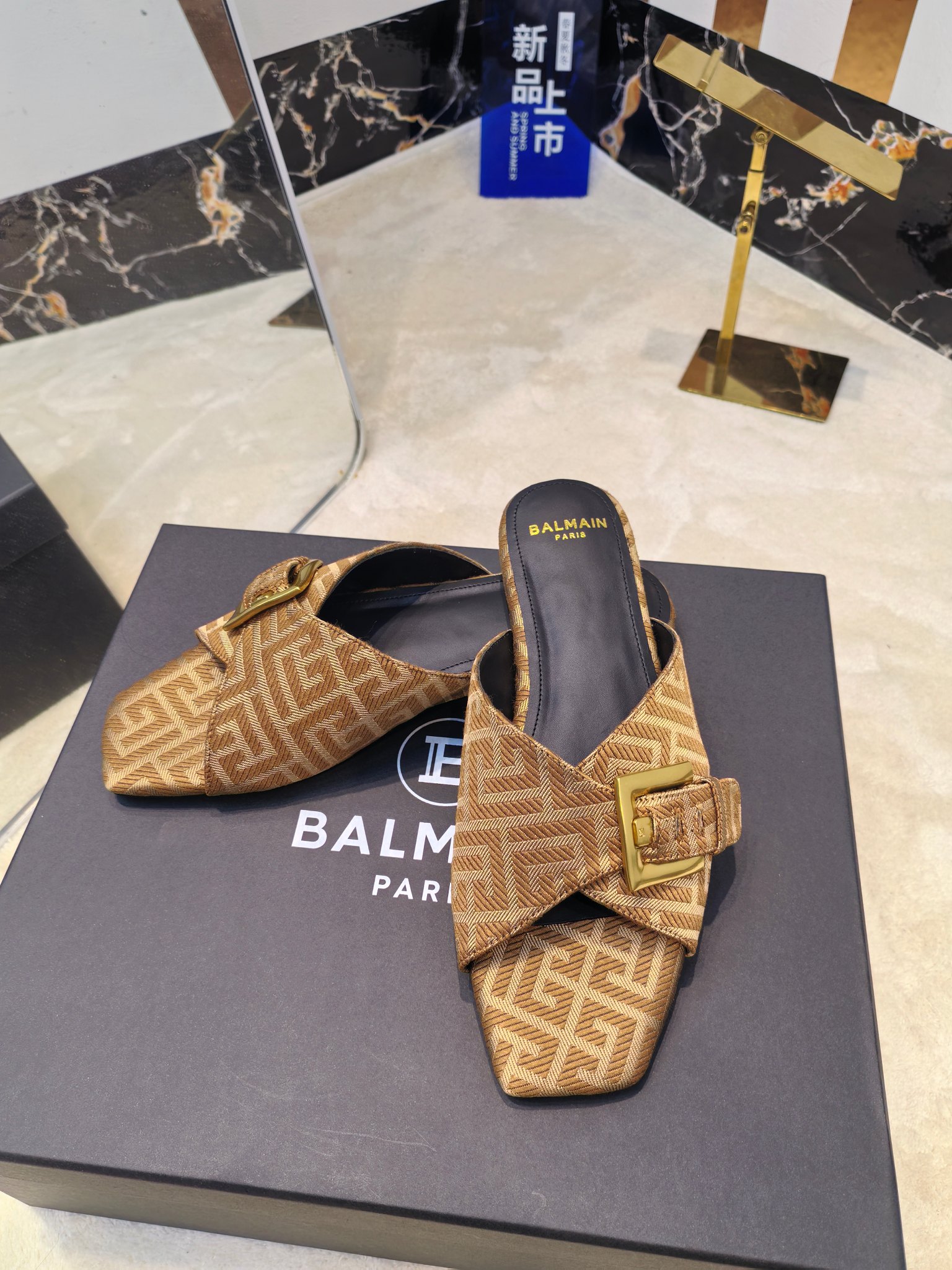 Balmain’s 2025 Flat-Side Slippers: Handcrafted Luxury with Unique Design Elements - 图片 7