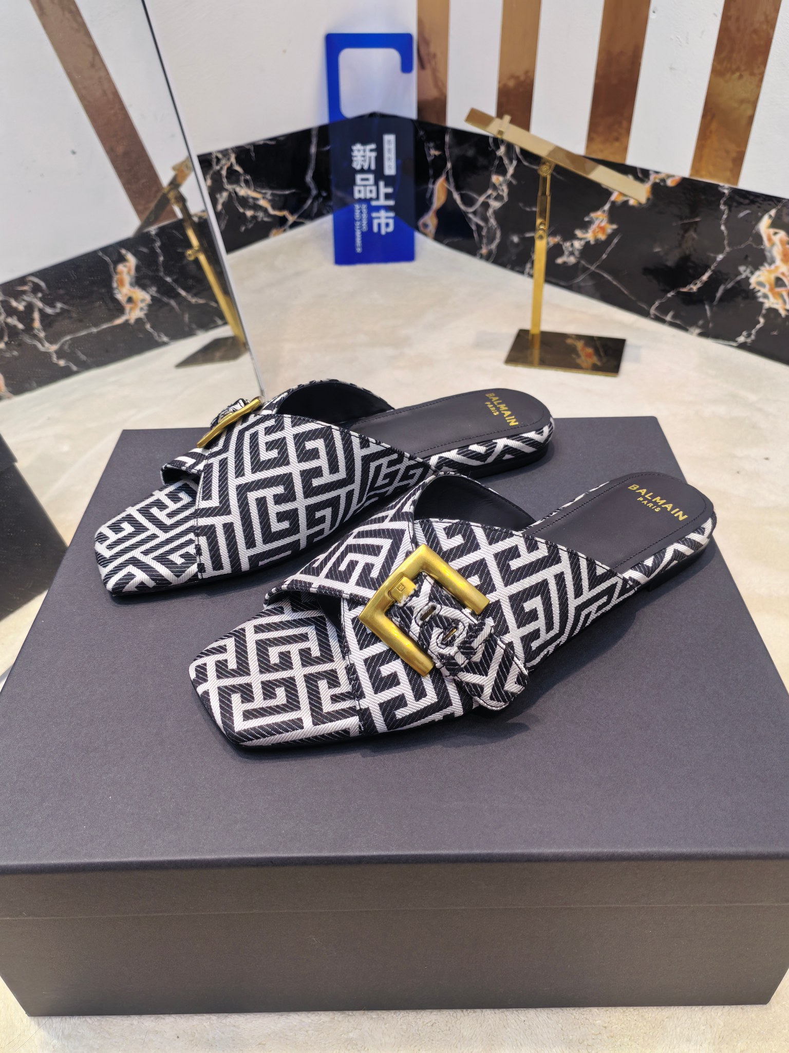 Balmain’s 2025 Flat-Side Slippers: Handcrafted Luxury with Unique Fashion Elements - 图片 3