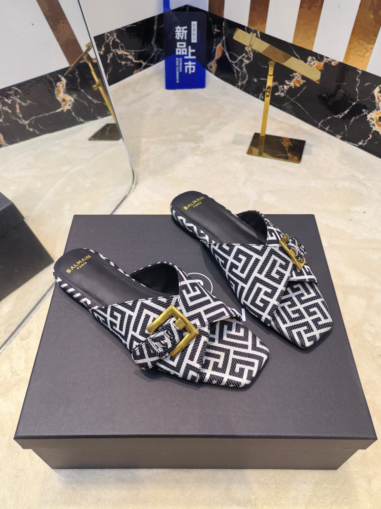 Balmain’s 2025 Flat-Side Slippers: Handcrafted Luxury with Unique Fashion Elements - 图片 2