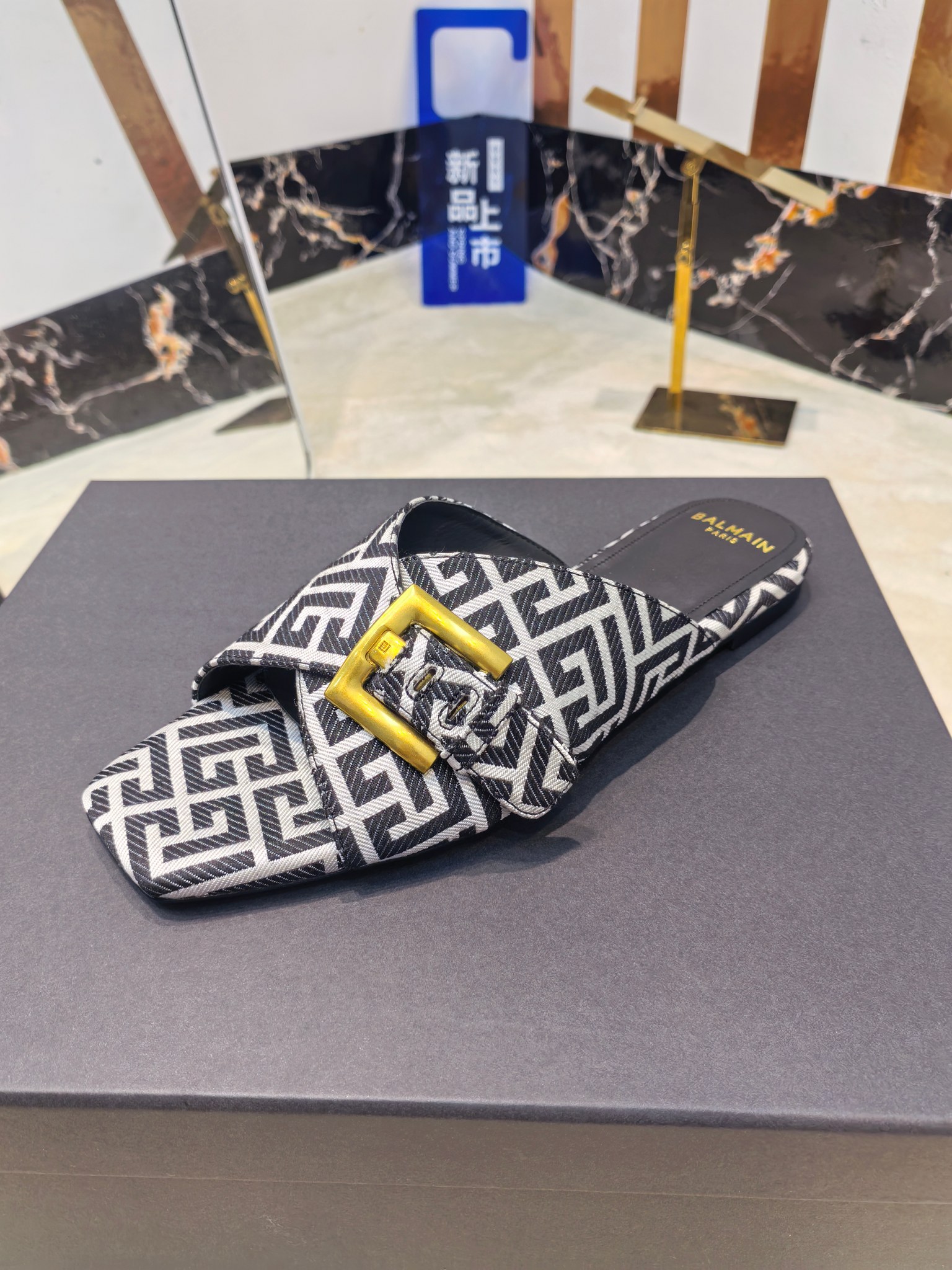 Balmain’s 2025 Flat-Side Slippers: Handcrafted Luxury with Unique Fashion Elements - 图片 8