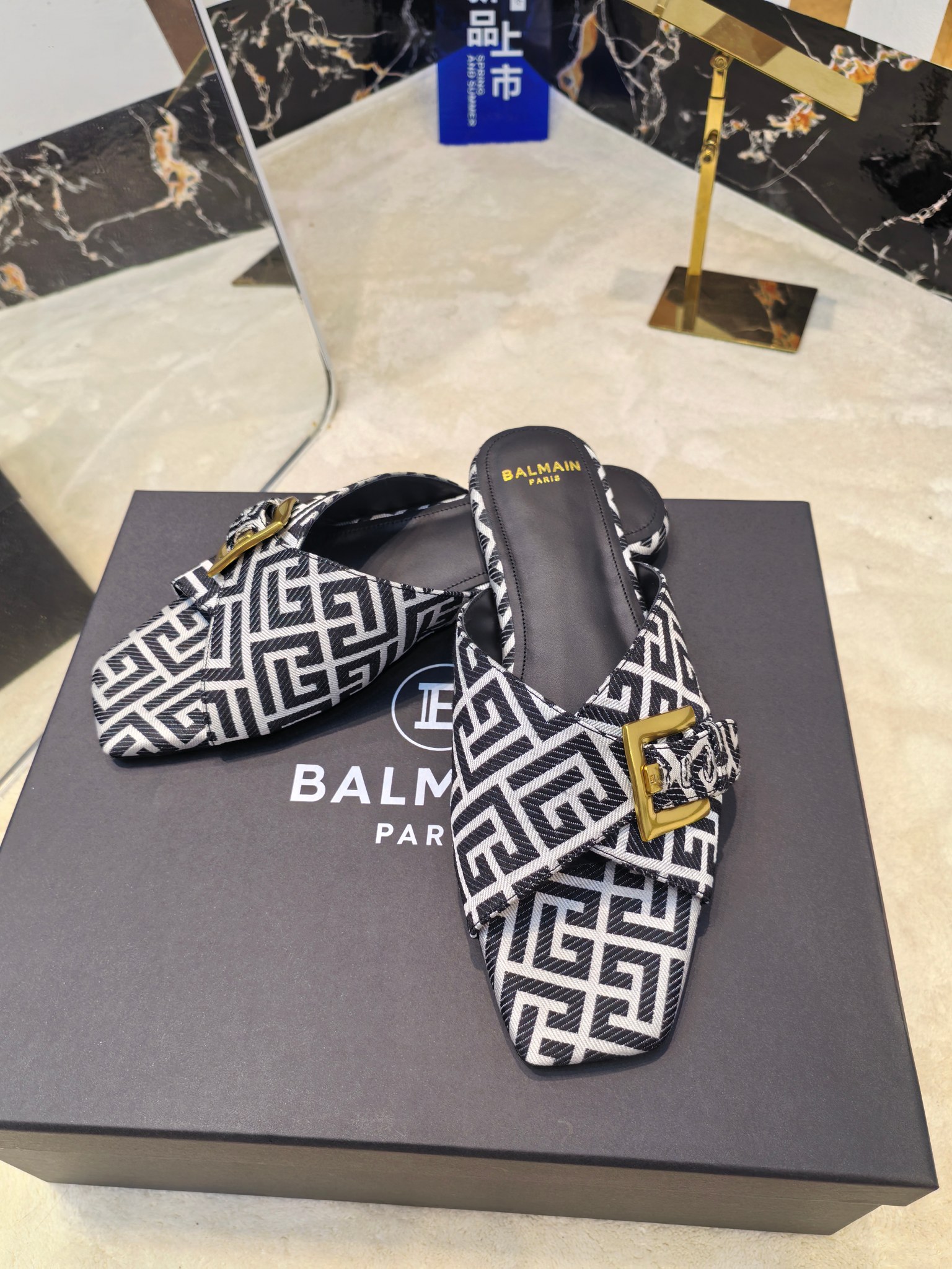 Balmain’s 2025 Flat-Side Slippers: Handcrafted Luxury with Unique Fashion Elements - 图片 7