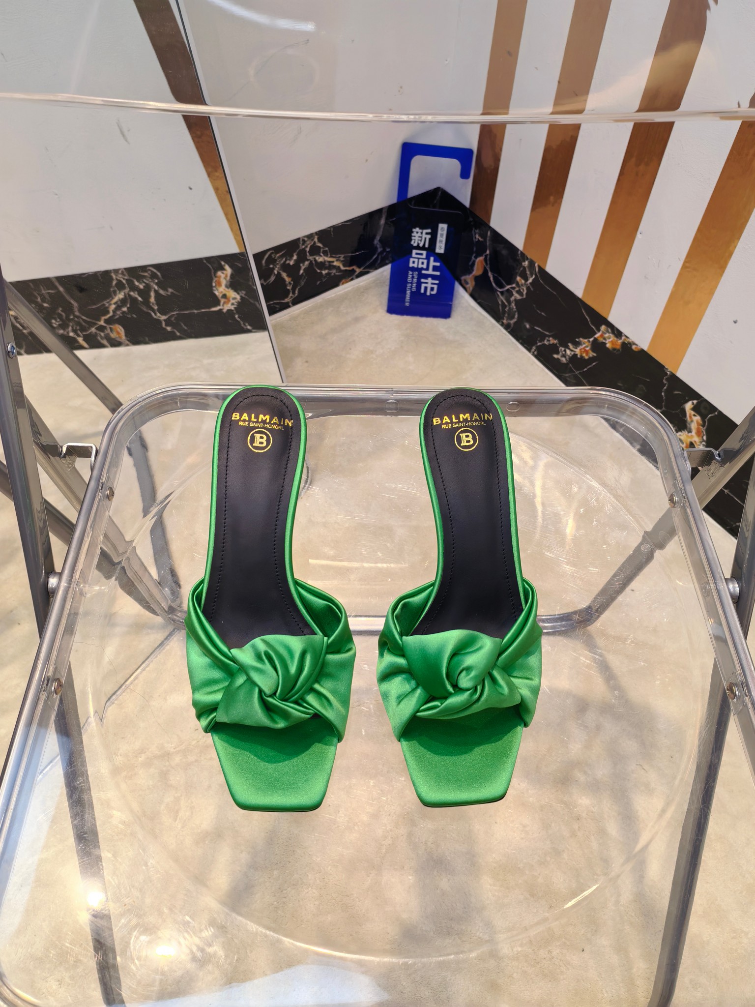 NO:467726,Factory, * Balmain's latest catwalk square-toe high-heeled slippers Brand Balmain was founded by French fashion designer (Pierre Balmain) in 2019. It has become the three custom fashion giants after World War II. [Insidious] [Insidious] This model uses pure hand-crafted craftsmanship to create unique fashion elements. Balmain is becoming more unique and outstanding. Come quickly with a pair of Balmain's small beautiful shoes. Invincible aura is invincible and beautiful [grin] [grin] [grin] This short boot is really imposing and beautiful [grin] [grin] [grin] [grin] [grin] Original development, no original version is not made. Material imported silk cloth, imported cowhide inside, heel height 7. Outsole: Italian imported leather sole Size: 36--42 (40.41.42 custom-made non-return and exchange), high heels, balmain, boots, high heels, slippers, cowhide, real silk, Leather soles19860909工厂出,* 巴尔曼最新款走秀方头高跟拖鞋  品牌巴尔曼由法国时装设计师（皮埃尔.巴尔曼）先生创立于年的老牌定制时装屋,与、并列成为二战之后的定制时装三巨头[阴险][阴险]此款采用纯手工精工打造别具一格的时尚元素 巴尔曼 愈发別致出众 赶紧来一双巴尔曼小美鞋率性的 无敌气场无敌好看[呲牙][呲牙][呲牙]这短靴真是气势十足 好看的不行[呲牙][呲牙][呲牙]  原厂开发,无原版不做货   材质进口真丝布 内里进口牛皮 跟高7 大底: 意大利进口真皮大底 码数: 36--42（40.41.42定制不退换）,高跟鞋,balmain,boots,high heels,slippers,cowhide,real silk,Leather soles,Women's Shoes