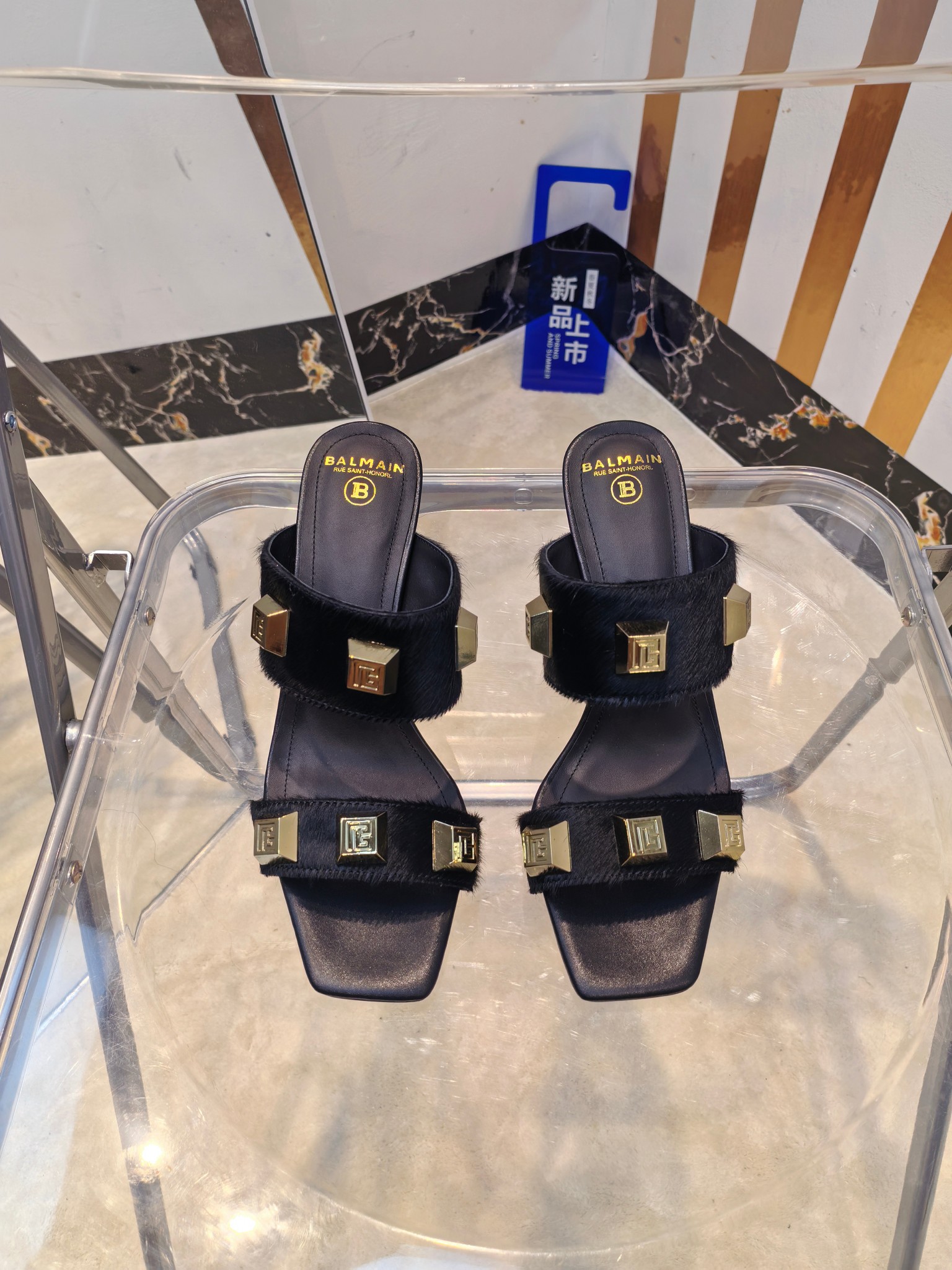 NO:467733,Factory, * Balmain's latest catwalk square-toe high-heeled slippers Brand Balmain was founded by French fashion designer (Pierre Balmain) in 2019. It has become the three custom fashion giants after World War II. [Insidious] [Insidious] This model uses pure hand-crafted craftsmanship to create unique fashion elements. Balmain is becoming more unique and outstanding. Come quickly with a pair of Balmain's small beautiful shoes. Invincible aura is invincible and beautiful [grin] [grin] [grin] This short boot is really imposing and beautiful [grin] [grin] [grin] [grin] [grin] Original development, no original product is not made. Material imported cowhide, horse hair, imported cowhide inside, heel height 7. Outsole: Italian imported leather sole Size: 36--42 (40.41.42 custom-made non-return and exchange), high heels, balmain, boots, high heels, slippers, cowhide, Leather soles19860909工厂出,* 巴尔曼最新款走秀方头高跟拖鞋  品牌巴尔曼由法国时装设计师（皮埃尔.巴尔曼）先生创立于年的老牌定制时装屋,与、并列成为二战之后的定制时装三巨头[阴险][阴险]此款采用纯手工精工打造别具一格的时尚元素 巴尔曼 愈发別致出众 赶紧来一双巴尔曼小美鞋率性的 无敌气场无敌好看[呲牙][呲牙][呲牙]这短靴真是气势十足 好看的不行[呲牙][呲牙][呲牙]  原厂开发,无原版不做货   材质进口牛皮,马毛 内里进口牛皮 跟高7 大底: 意大利进口真皮大底 码数: 36--42（40.41.42定制不退换）,高跟鞋,balmain,boots,high heels,slippers,cowhide,Leather soles,Women's Shoes