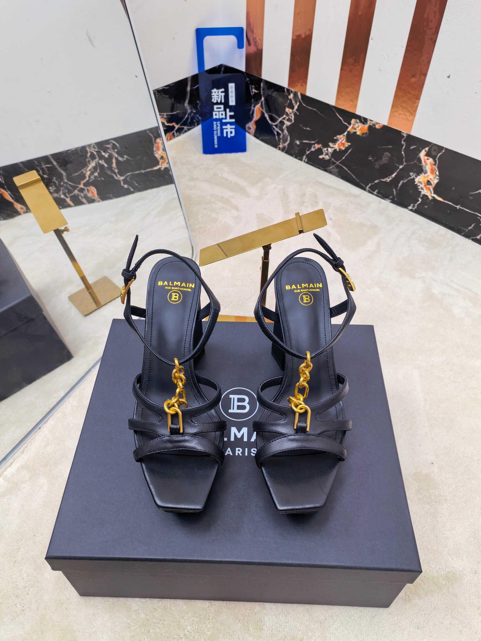 NO:467740,The factory is released, * Balmain's latest fashion waterproof platform fashion high heel sandals in autumn and winter. The brand Balmain was founded by French fashion designer (Pierre Balmain) in 2019. The latest fashion waterproof platform fashion high heel sandals in autumn and winter. The brand Balmain was founded by French fashion designer (Pierre Balmain) in 2019. The old custom fashion house was founded by French fashion designer (Pierre Balmain) in 2019. The old custom fashion house was founded by French fashion designer (Pierre Balmain) in 2019. It is ranked alongside and became the three custom fashion giants after World War II. [Insidious] [Insidious] This model uses pure hand-crafted craftsmanship to create unique fashion elements. Balmain is becoming more unique and outstanding. Come quickly. A pair of small beautiful shoes with a simple and invincible aura and beautiful aura [grin] [grin] [grin] This short boot is really imposing and beautiful [grin] [grin] [grin] [grin] The original factory is developed, no original version is not made Imported sheepskin with inner imported cowhide heel height 10.5 outsole: Italian imported leather outsole trim: original buckle open mold size: 36--42 (40.41.42 custom made without return and exchange), and has become the three customized fashion giants after World War II [insidious] [insidious] This model uses pure hand-crafted and sophisticated fashion elements. Balmain is becoming more unique and outstanding. Come quickly with a pair of Balmain's small beautiful shoes with invincible aura. Invincible aura is invincible and beautiful [grin] [grin] [grin] These short boots are really imposing and beautiful [grin] [grin] [grin] [grin] Original development, no original product is not made. Material imported sheepskin with inner imported cowhide heel height 10.5 outsole: Italian imported leather outsole trim: Original trim open mold size: 36--42 (40.41.42 custom-made non-return and exchange), high heels, balmain, sandals, boots, high heels, cowhide, sheepskin, Leather soles19860909工厂出,* 巴尔曼秋冬最新款走秀防水台时装高跟凉鞋  品牌巴尔曼由法国时装设计师（皮埃尔.巴尔曼）先生创立于年的老牌定制时装工厂出380,* 巴尔曼秋冬最新款走秀防水台时装高跟凉鞋  品牌巴尔曼由法国时装设计师（皮埃尔.巴尔曼）先生创立于年的老牌定制时装屋,与、并列成为二战之后的定制时装三巨头[阴险][阴险]此款采用纯手工精工打造别具一格的时尚元素 巴尔曼 愈发別致出众 赶紧来一双巴尔曼小美鞋率性的 无敌气场无敌好看[呲牙][呲牙][呲牙]这短靴真是气势十足 好看的不行[呲牙][呲牙][呲牙]  原厂开发,无原版不做货   材质进口羊皮 内里进口牛皮 跟高10.5 大底: 意大利进口真皮大底 饰扣: 原版饰扣开模 码数: 36--42（40.41.42定制不退换） ,与、并列成为二战之后的定制时装三巨头[阴险][阴险]此款采用纯手工精工打造别具一格的时尚元素 巴尔曼 愈发別致出众 赶紧来一双巴尔曼小美鞋率性的 无敌气场无敌好看[呲牙][呲牙][呲牙]这短靴真是气势十足 好看的不行[呲牙][呲牙][呲牙]  原厂开发,无原版不做货   材质进口羊皮 内里进口牛皮 跟高10.5 大底: 意大利进口真皮大底 饰扣: 原版饰扣开模 码数: 36--42（40.41.42定制不退换）,高跟鞋,balmain,sandals,boots,high heels,cowhide,sheepskin,Leather soles,Women's Shoes