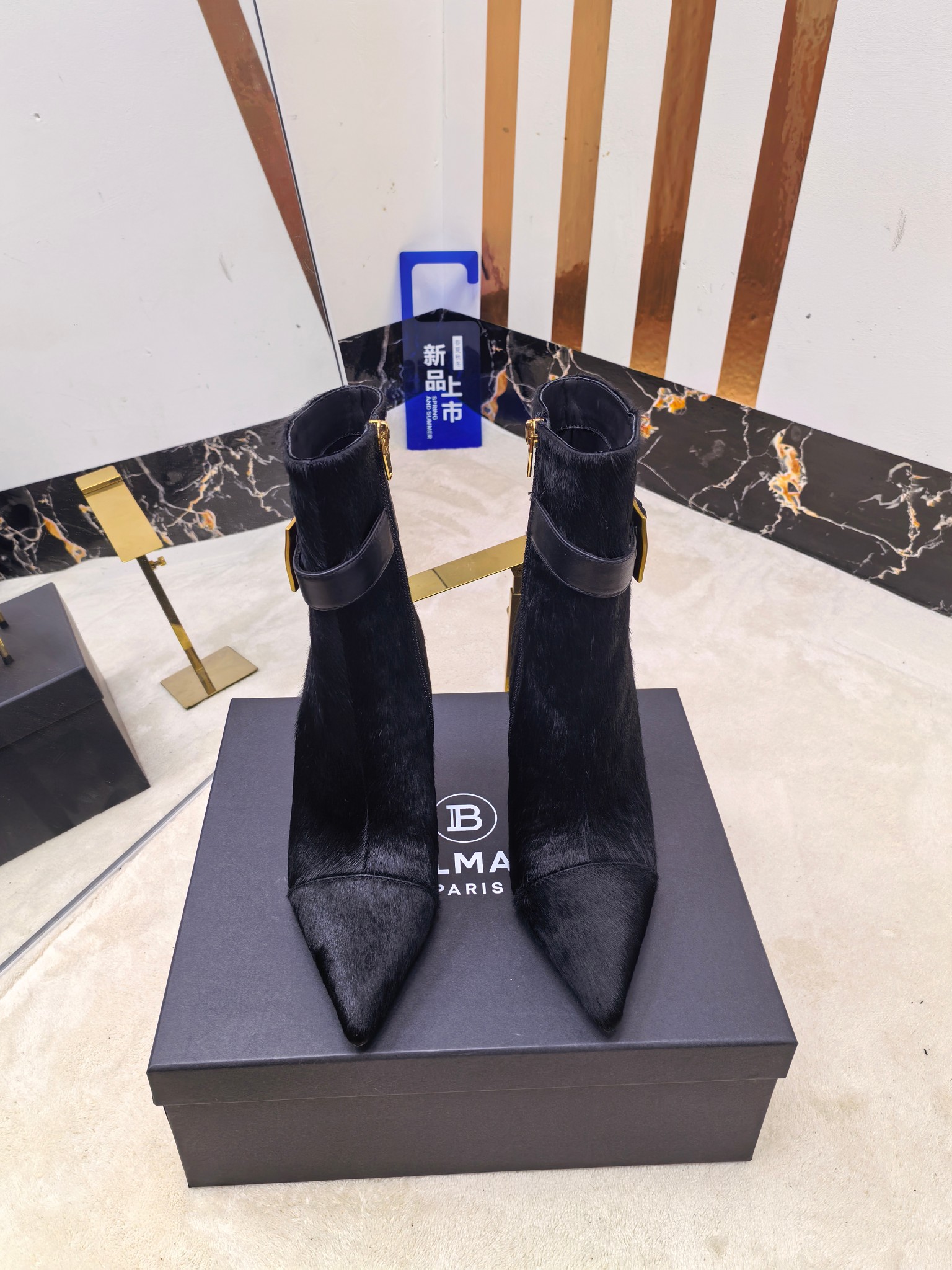 NO:467719,Factory, * Balmain's latest pointed high-heeled fashion boots in autumn and winter. The brand Balmain was founded by French fashion designer (Pierre Balmain) in the year. It has become the three custom fashion houses after World War II. [Insidious] [Insidious] This model uses pure hand-crafted craftsmanship to create unique fashion elements. Balmain is becoming more unique and outstanding. Come quickly with a pair of Balmain's small beautiful shoes. Invincible aura is invincible and beautiful [grin] [grin] [grin] This short boot is really full of momentum and beautiful [grin] [grin] [grin] [grin] The original factory is developed, no original product is not made. Material imported Yangjing + original custom LOGO ribbon. Cowhide leather inside. Heel height is 9.5. Outsole: Italian imported leather sole. Buck: Original decoration buckle open mold. Size: 36--42 (40.41.42 custom-made non-return and exchange), boots, balmain, boots, cowhide, sheep, Leather soles19860909工厂出,* 巴尔曼秋冬最新款尖头高跟时装矮靴  品牌巴尔曼由法国时装设计师（皮埃尔.巴尔曼）先生创立于年的老牌定制时装屋,与、并列成为二战之后的定制时装三巨头[阴险][阴险]此款采用纯手工精工打造别具一格的时尚元素 巴尔曼 愈发別致出众 赶紧来一双巴尔曼小美鞋率性的 无敌气场无敌好看[呲牙][呲牙][呲牙]这短靴真是气势十足 好看的不行[呲牙][呲牙][呲牙]  原厂开发,无原版不做货   材质进口羊京+原版定制LOGO丝带 内里进口牛皮 跟高9.5 大底: 意大利进口真皮大底 饰扣: 原版饰扣开模 码数: 36--42（40.41.42定制不退换）,靴子,balmain,boots,cowhide,sheep,Leather soles,Women's Shoes