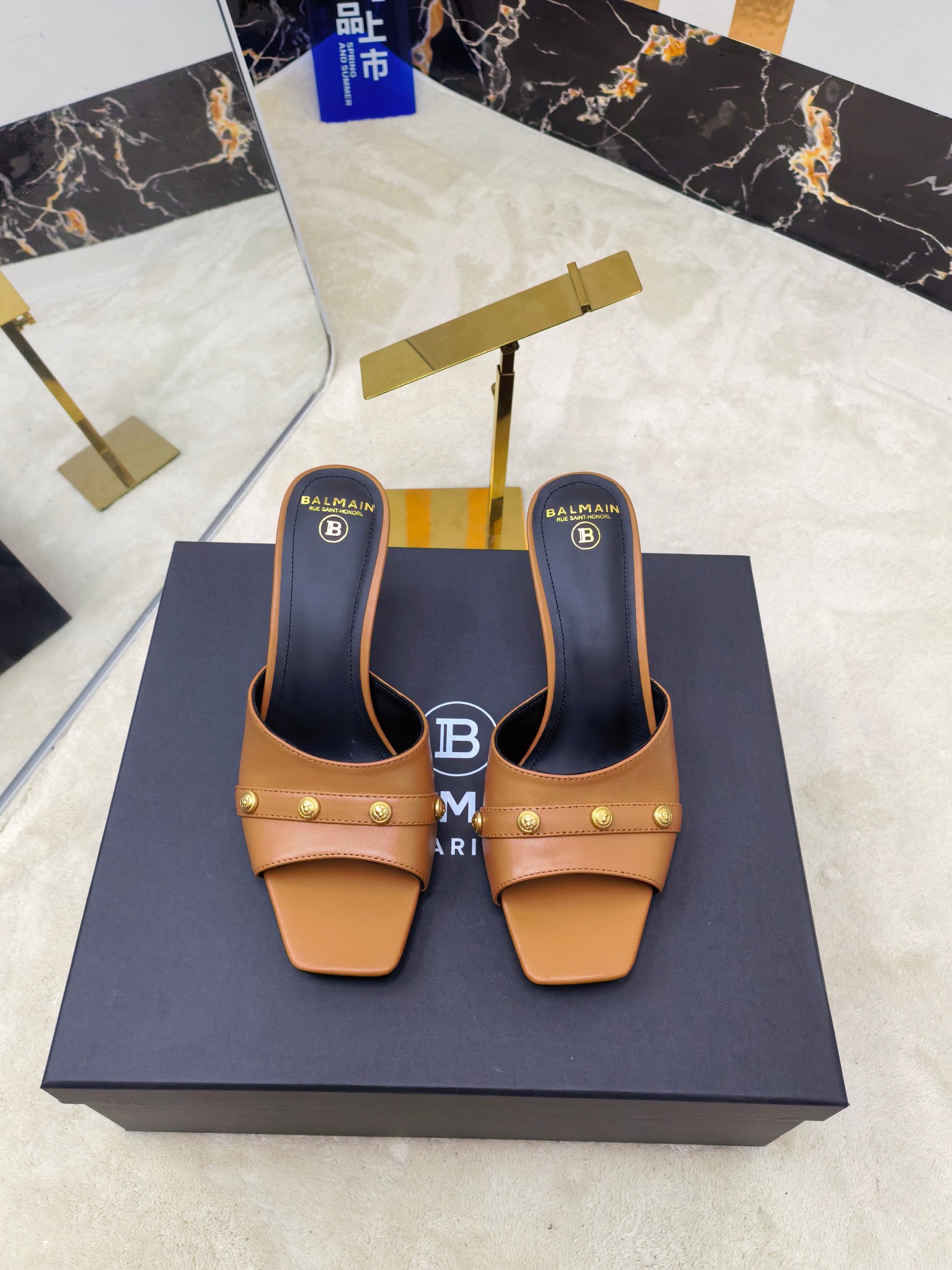 NO:467712,Factory, * Balmain's latest spring and summer 2026 square-toe high-heeled slippers. The brand Balmain was founded by French fashion designer (Pierre Balmain) in 2019. It has become the three custom fashion giants after World War II. [Insidious] [Insidious] This model uses pure hand-crafted craftsmanship to create unique fashion elements. Balmain is becoming more unique and outstanding. Come quickly with a pair of Balmain's small beautiful shoes. Invincible aura is invincible and beautiful [grin] [grin] [grin] This short boot is really imposing and beautiful [grin] [grin] [grin] [grin] The original factory is developed, no original product is not made. Material imported cowhide, imported cowhide, heel height 7. Outsole: Italian imported leather sole Size: 36--42 (40.41.42 custom-made, no return or exchange), high heels, slippers, balmain, boots, high heels, slippers, cowhide, Leather soles19860909工厂出,* 巴尔曼2026春夏最新款走秀方头高跟拖鞋  品牌巴尔曼由法国时装设计师（皮埃尔.巴尔曼）先生创立于年的老牌定制时装屋,与、并列成为二战之后的定制时装三巨头[阴险][阴险]此款采用纯手工精工打造别具一格的时尚元素 巴尔曼 愈发別致出众 赶紧来一双巴尔曼小美鞋率性的 无敌气场无敌好看[呲牙][呲牙][呲牙]这短靴真是气势十足 好看的不行[呲牙][呲牙][呲牙]  原厂开发,无原版不做货   材质进口牛皮 内里进口牛皮 跟高7 大底: 意大利进口真皮大底 码数: 36--42（40.41.42定制不退换）,高跟鞋拖鞋,balmain,boots,high heels,slippers,cowhide,Leather soles,Women's Shoes