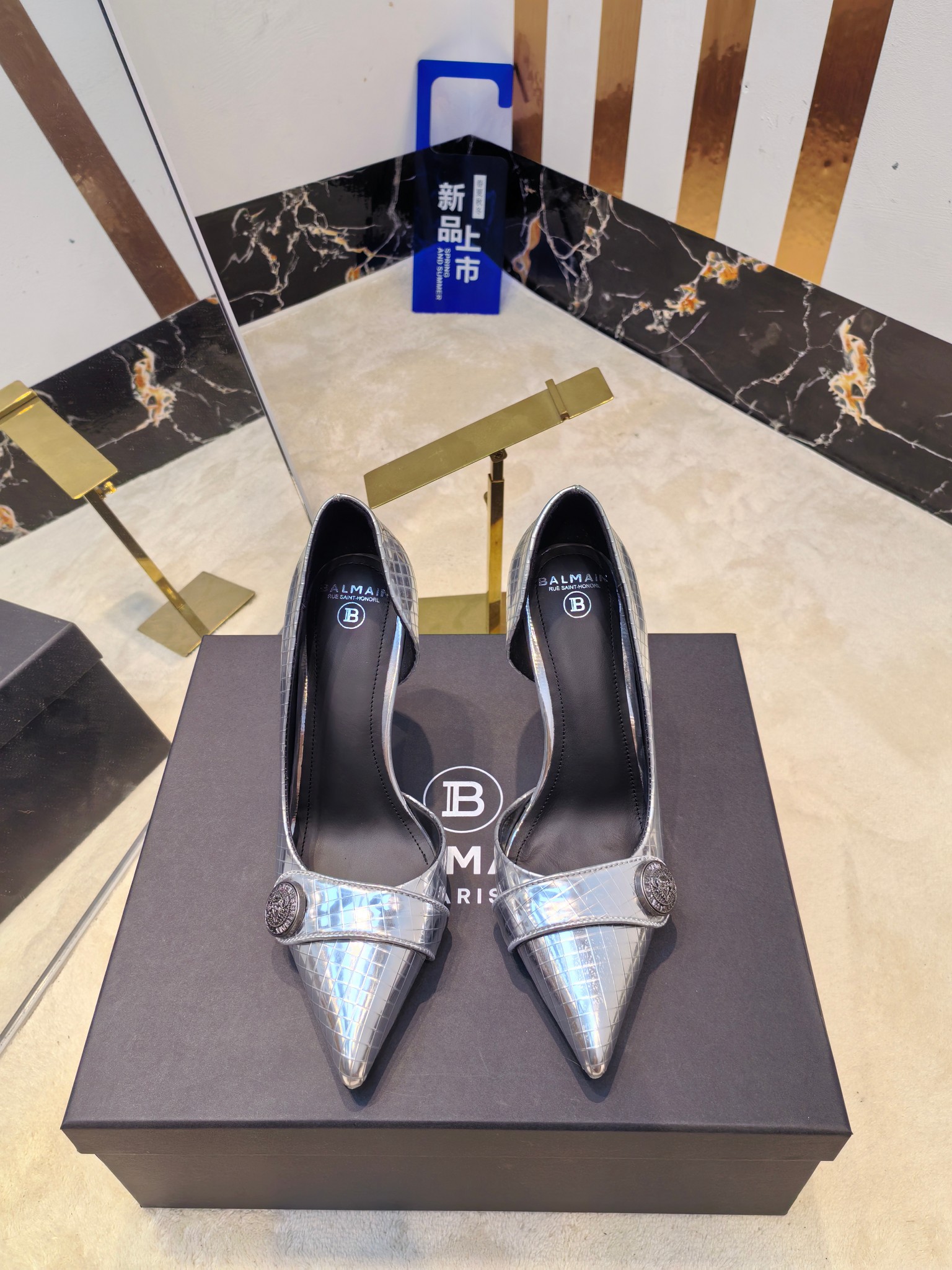 NO:512501,Factory, * Balmain's latest fashion high-heeled single shoes in spring 2026. The brand Balmain was founded by French fashion designer (Pierre Balmain) in 1945. It has become the three custom fashion giants after World War II. [Insidious] [Insidious] This model uses pure hand-crafted craftsmanship to create unique fashion elements. Balmain is becoming more unique and outstanding. Come quickly with a pair of Balmain's small beautiful shoes. Invincible aura is invincible and beautiful [grin] [grin] [grin] This short boot is really imposing and beautiful [grin] [grin] [grin] [grin] The original factory is developed, no original product is not made of goods. Material imported cowhide. Cowhide leather is imported. Heel height is 9.5. Outsole: Italian imported leather outsole. Balmain buckle: Original buckle open mold. Size: 36--42 (40.41.42 custom-made non-return and exchange), high heels, single shoes, balmain, boots, high heels, cowhide, Leather soles19860909工厂出,* 巴尔曼2026春最新款走秀时装高跟单鞋  品牌巴尔曼由法国时装设计师（皮埃尔.巴尔曼）先生创立于1945年的老牌定制时装屋,与、并列成为二战之后的定制时装三巨头[阴险][阴险]此款采用纯手工精工打造别具一格的时尚元素 巴尔曼 愈发別致出众 赶紧来一双巴尔曼小美鞋率性的 无敌气场无敌好看[呲牙][呲牙][呲牙]这短靴真是气势十足 好看的不行[呲牙][呲牙][呲牙]  原厂开发,无原版不做货   材质进口牛皮 内里进口牛皮 跟高9.5 大底: 意大利进口真皮大底 饰扣: 原版饰扣开模 码数: 36--42（40.41.42定制不退换）,高跟鞋单鞋,balmain,boots,high heels,cowhide,Leather soles,Women's Shoes