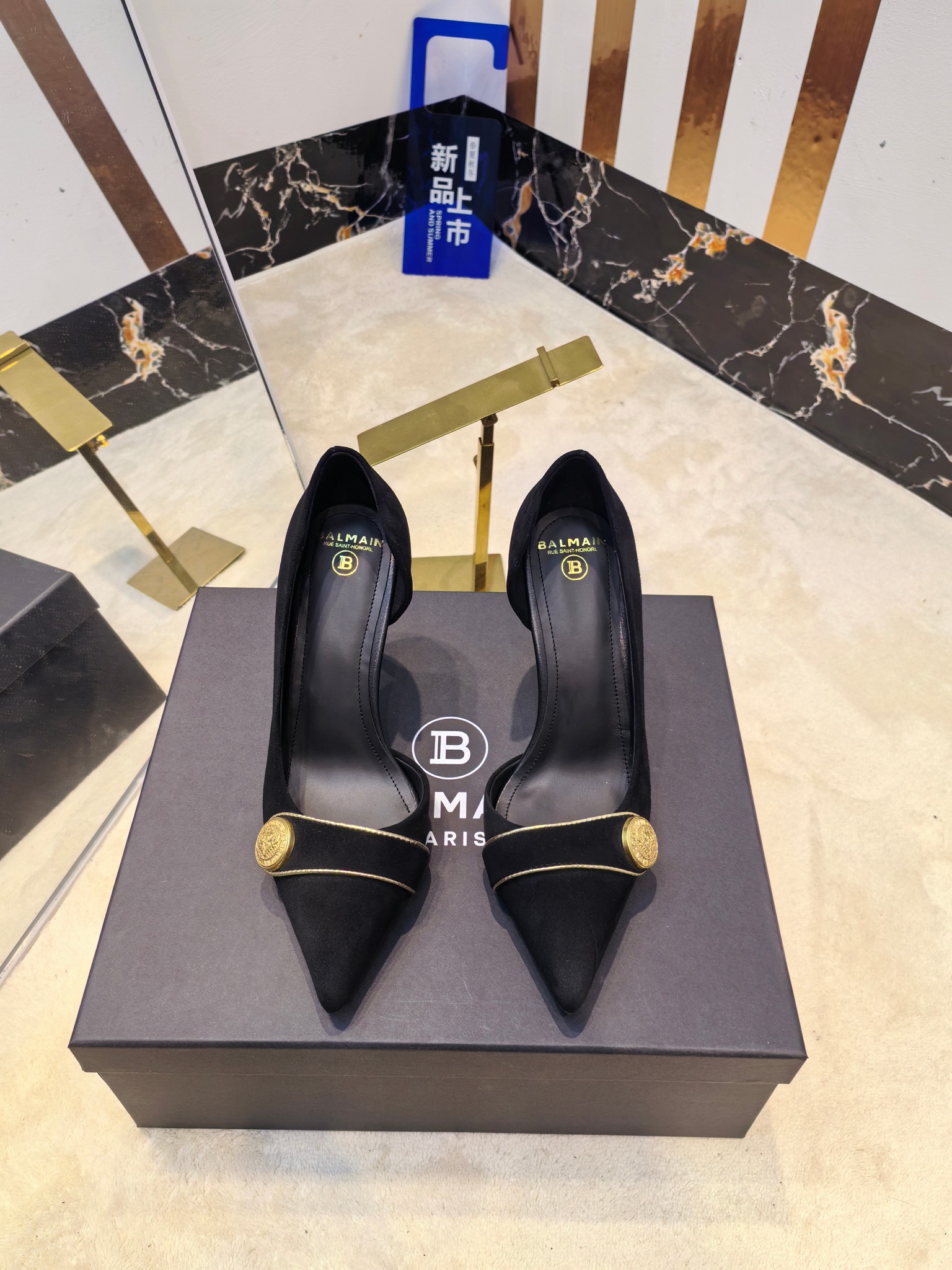 NO:512504,Factory, * Balmain's latest fashion high-heeled single shoes in spring 2026. The brand Balmain was founded by French fashion designer (Pierre Balmain) in 1945. It has become the three custom fashion giants after World War II. [Insidious] [Insidious] This model uses pure hand-crafted craftsmanship to create unique fashion elements. Balmain is becoming more unique and outstanding. Come quickly with a pair of Balmain's small beautiful shoes. Invincible aura is invincible and beautiful [grin] [grin] [grin] This short boot is really imposing and beautiful [grin] [grin] [grin] [grin] The original factory is developed, no original product is not made. Material imported Yangjing, imported cowhide leather, heel height 9.5 outsole: Italian imported leather outsole, buckle: original trim open size: 36--42 (40.41.42 custom-made, no return or exchange), high heels, single shoes, balmain, boots, high heels, cowhide, sheep, Leather soles19860909工厂出,* 巴尔曼2026春最新款走秀时装高跟单鞋  品牌巴尔曼由法国时装设计师（皮埃尔.巴尔曼）先生创立于1945年的老牌定制时装屋,与、并列成为二战之后的定制时装三巨头[阴险][阴险]此款采用纯手工精工打造别具一格的时尚元素 巴尔曼 愈发別致出众 赶紧来一双巴尔曼小美鞋率性的 无敌气场无敌好看[呲牙][呲牙][呲牙]这短靴真是气势十足 好看的不行[呲牙][呲牙][呲牙]  原厂开发,无原版不做货   材质进口羊京 内里进口牛皮 跟高9.5 大底: 意大利进口真皮大底 饰扣: 原版饰扣开模 码数: 36--42（40.41.42定制不退换）,高跟鞋单鞋,balmain,boots,high heels,cowhide,sheep,Leather soles,Women's Shoes
