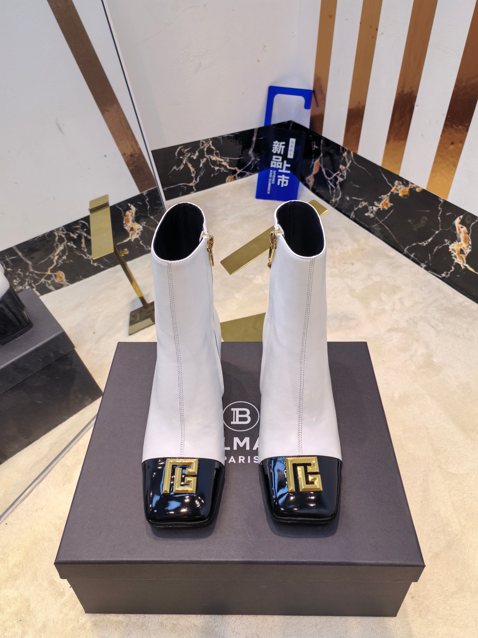 NO:512498,Factory, * Balmain's latest fashion high-heeled boots in spring 2026. The brand Balmain was founded by French fashion designer (Pierre Balmain) in 1945. It has become the three custom fashion giants after World War II. [Insidious] [Insidious] This model uses pure hand-crafted craftsmanship to create unique fashion elements. Balmain is becoming more unique and outstanding. Come quickly with a pair of Balmain's small beautiful shoes. Invincible aura is invincible and beautiful [grin] [grin] [grin] This short boot is really imposing and beautiful [grin] [grin] [grin] [grin] The original factory is developed, no original product is not made of goods. Material imported sheepskin + imported patent leather. Cowhide leather. Heel height is 6.5. Outsole: Italian imported leather sole. Buck: Original trim open mold. Size: 36--42 (40.41.42 Customized, No Returns and Exchanges), Boots, Balmain, Boots, Cowhide, Sheepskin, Leather Soles19860909工厂出,* 巴尔曼2026春最新款走秀时装高跟短靴  品牌巴尔曼由法国时装设计师（皮埃尔.巴尔曼）先生创立于1945年的老牌定制时装屋,与、并列成为二战之后的定制时装三巨头[阴险][阴险]此款采用纯手工精工打造别具一格的时尚元素 巴尔曼 愈发別致出众 赶紧来一双巴尔曼小美鞋率性的 无敌气场无敌好看[呲牙][呲牙][呲牙]这短靴真是气势十足 好看的不行[呲牙][呲牙][呲牙]  原厂开发,无原版不做货   材质进口羊皮+进口漆皮 内里进口牛皮 跟高6.5 大底: 意大利进口真皮大底 饰扣: 原版饰扣开模 码数: 36--42（40.41.42定制不退换）,靴子,balmain,boots,cowhide,sheepskin,Leather soles,Women's Shoes