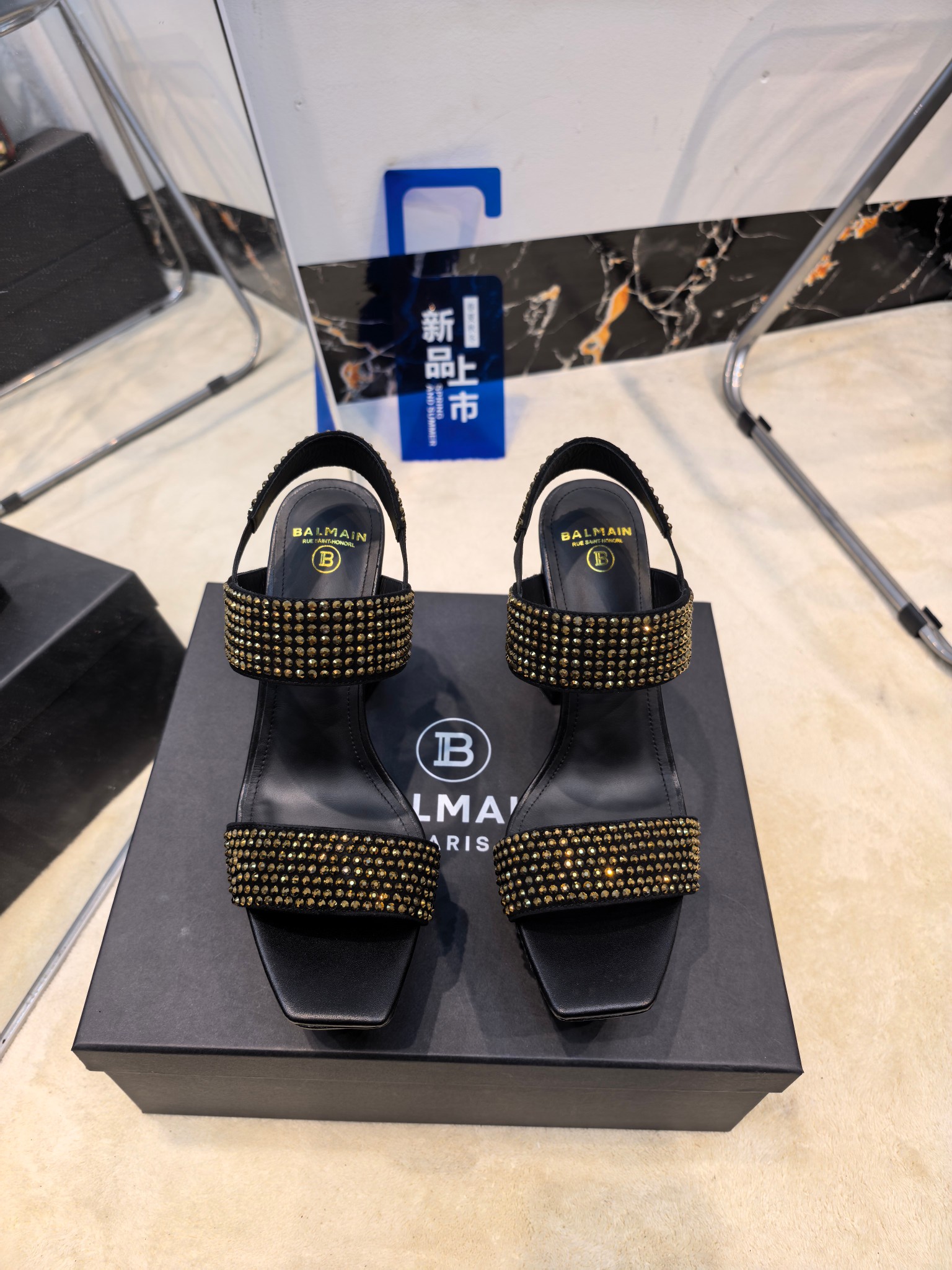 NO:748079,From the factory, * Balmain's latest 2026 spring and summer catwalk high-water platform sandals. Brand Balmain is an old custom fashion house founded by French fashion designer (Pierre Balmain) in 1945. It has become one of the three custom fashion giants after World War II. Invincible aura, invincible and good-looking [呲呲][呲呲][呲呲] is really full of momentum. It is so good-looking [呲呲][呲呲][呲呲] Developed by the original factory, no goods will be produced without the original material. The material is imported from Yangjing + imported Czech diamond. The inner lining is imported cowhide. The heel height is 10.5. Outsole: Genuine leather outsole imported from Italy. Size: 36--42 (40.41.42 customization is not returnable), high heels and sandals, balmain, sandals, high heels, cowhide, sheep, Leather soles19860909工厂出,* 巴尔曼2026春夏最新款走秀恨天高水台凉鞋.  品牌巴尔曼由法国时装设计师（皮埃尔.巴尔曼）先生创立于1945年的老牌定制时装屋,与、并列成为二战之后的定制时装三巨头[阴险][阴险]此款采用纯手工精工打造别具一格的时尚元素 巴尔曼 愈发別致出众 赶紧来一双巴尔曼小美鞋率性的 无敌气场无敌好看[呲牙][呲牙][呲牙]真是气势十足 好看的不行[呲牙][呲牙][呲牙]  原厂开发,无原版不做货   材质进口羊京+进口捷克钻 内里进口牛皮 跟高10.5 大底: 意大利进口真皮大底 码数: 36--42（40.41.42定制不退换）,高跟鞋凉鞋,balmain,sandals,high heels,cowhide,sheep,Leather soles,Women's Shoes