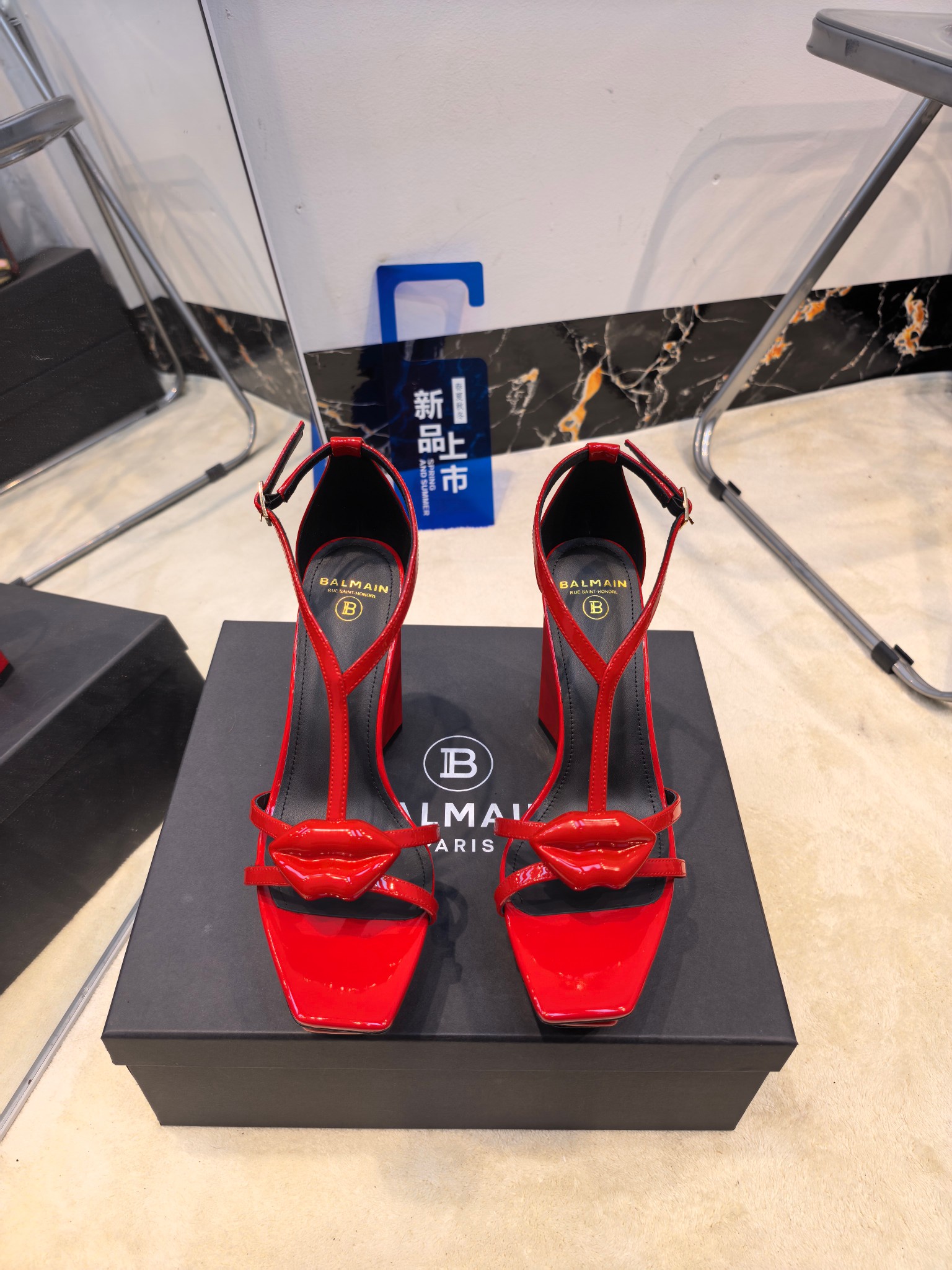 NO:748082,From the factory, * Balmain's latest 2026 spring and summer catwalk high-water platform sandals. Brand Balmain is an old custom fashion house founded by French fashion designer (Pierre Balmain) in 1945. It has become one of the three custom fashion giants after World War II. Invincible aura, invincible and good-looking [呲呲][呲呲][呲呲] is really full of momentum. It is so good-looking [呲呲][呲呲][呲呲] Developed by the original factory, no goods will be produced without the original material. Material imported patent leather. Interior imported cowhide. Heel height 10.5. Outsole: Genuine leather outsole imported from Italy. Size: 36--42 (40.41.42 customization is non-refundable), high heels and sandals, balmain, sandals, high heels, cowhide, Leather soles19860909工厂出,* 巴尔曼2026春夏最新款走秀恨天高水台凉鞋.  品牌巴尔曼由法国时装设计师（皮埃尔.巴尔曼）先生创立于1945年的老牌定制时装屋,与、并列成为二战之后的定制时装三巨头[阴险][阴险]此款采用纯手工精工打造别具一格的时尚元素 巴尔曼 愈发別致出众 赶紧来一双巴尔曼小美鞋率性的 无敌气场无敌好看[呲牙][呲牙][呲牙]真是气势十足 好看的不行[呲牙][呲牙][呲牙]  原厂开发,无原版不做货   材质进口漆皮 内里进口牛皮 跟高10.5 大底: 意大利进口真皮大底 码数: 36--42（40.41.42定制不退换）,高跟鞋凉鞋,balmain,sandals,high heels,cowhide,Leather soles,Women's Shoes