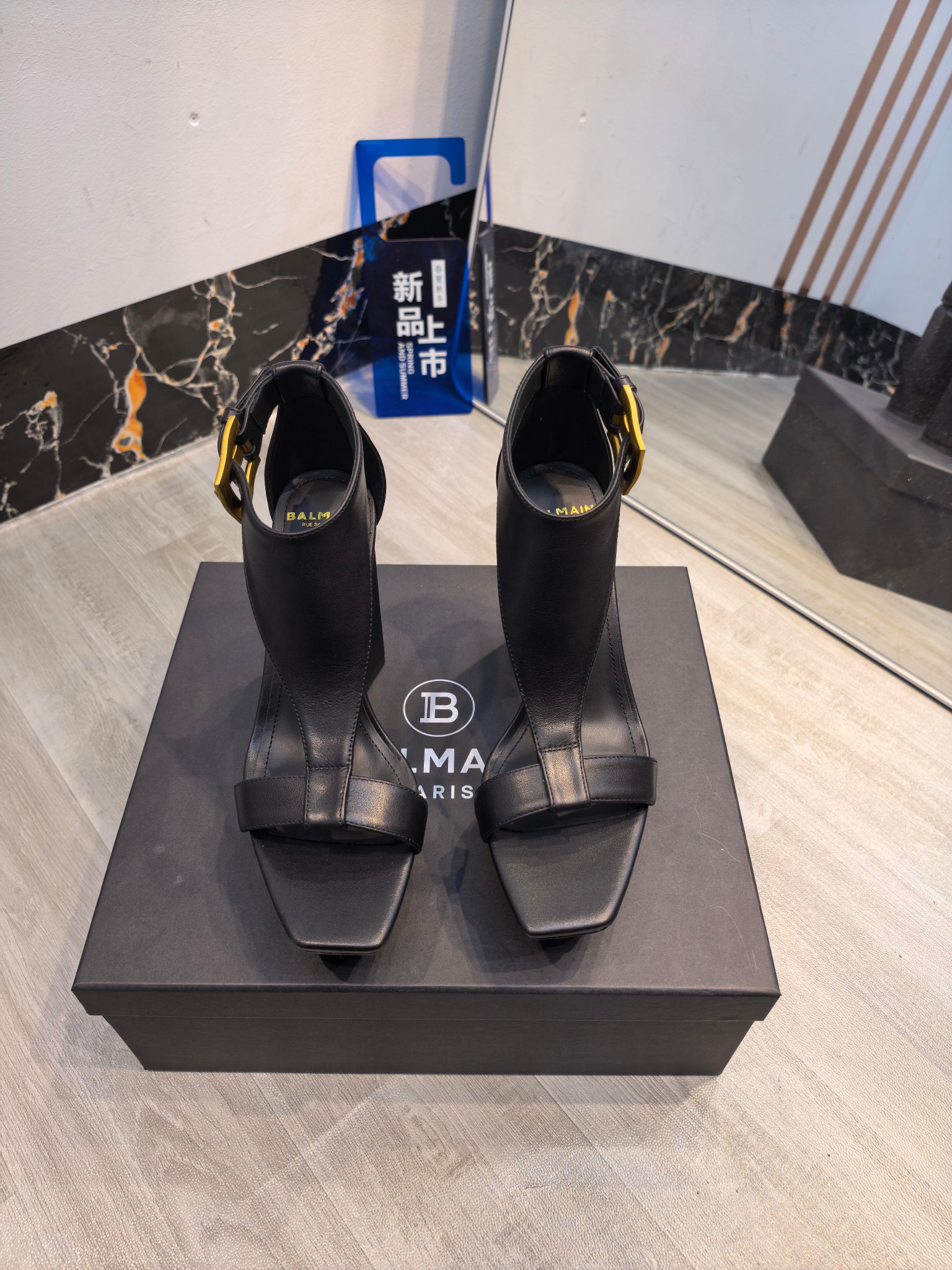 NO:748070,From the factory, * Balmain's latest 2026 spring and summer catwalk high-water platform sandals. Brand Balmain is an old custom fashion house founded by French fashion designer (Pierre Balmain) in 1945. It has become one of the three custom fashion giants after World War II. Invincible aura, invincible and good-looking [呲呲][呲呲][呲呲] is really full of momentum. It is so good-looking [呲呲][呲呲][呲呲] Developed by the original factory, no goods will be produced without the original material. Material imported cowhide. Lining imported cowhide. Heel height 10.5. Outsole: Genuine leather outsole imported from Italy. Size: 36--42 (40.41.42 customization is non-refundable), high heels and sandals, balmain, sandals, high heels, cowhide, Leather soles19860909工厂出,* 巴尔曼2026春夏最新款走秀恨天高水台凉鞋.  品牌巴尔曼由法国时装设计师（皮埃尔.巴尔曼）先生创立于1945年的老牌定制时装屋,与、并列成为二战之后的定制时装三巨头[阴险][阴险]此款采用纯手工精工打造别具一格的时尚元素 巴尔曼 愈发別致出众 赶紧来一双巴尔曼小美鞋率性的 无敌气场无敌好看[呲牙][呲牙][呲牙]真是气势十足 好看的不行[呲牙][呲牙][呲牙]  原厂开发,无原版不做货   材质进口牛皮 内里进口牛皮 跟高10.5 大底: 意大利进口真皮大底 码数: 36--42（40.41.42定制不退换）,高跟鞋凉鞋,balmain,sandals,high heels,cowhide,Leather soles,Women's Shoes