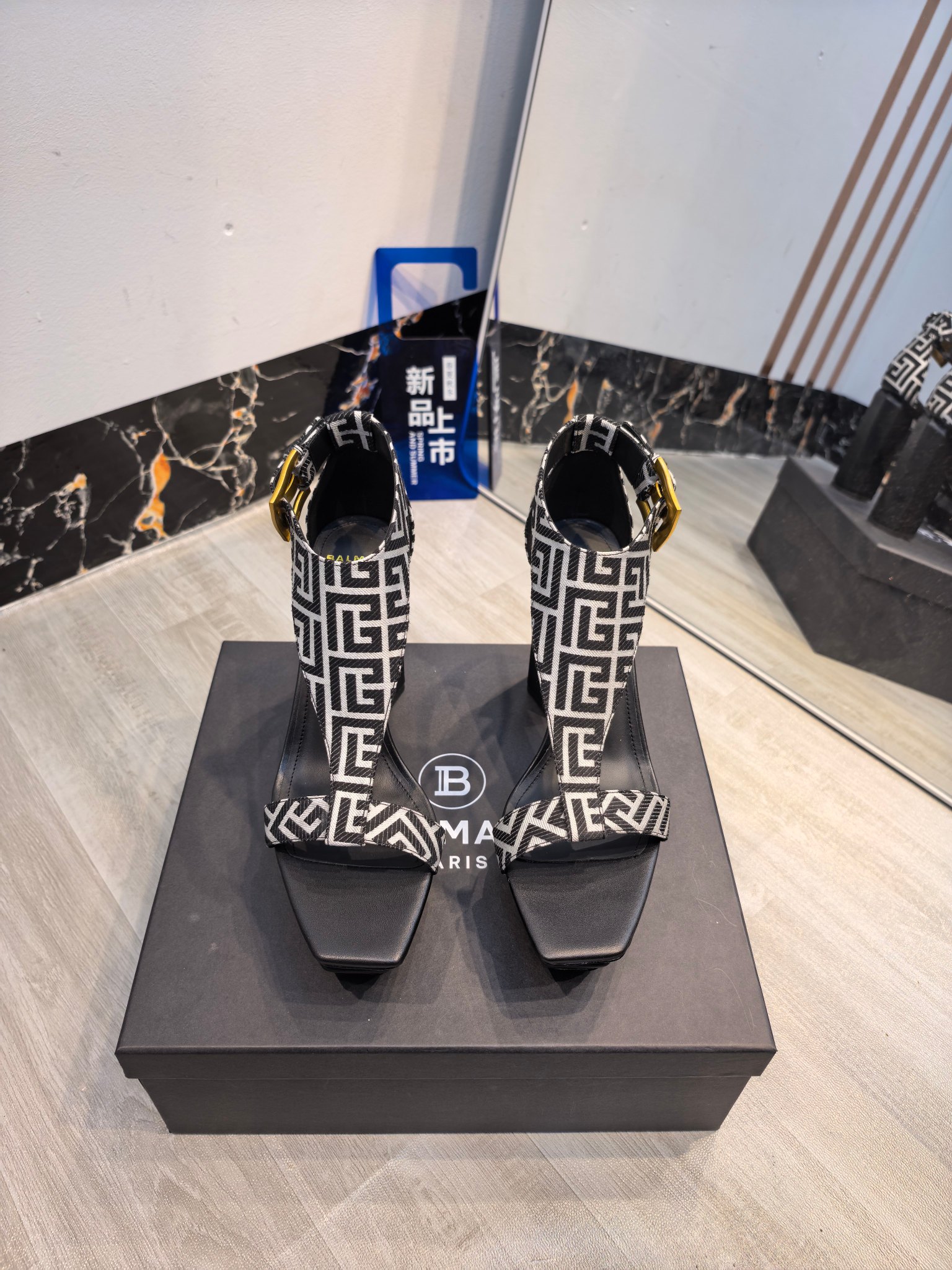 NO:748075,From the factory, * Balmain's latest 2026 spring and summer catwalk high-water platform sandals. Brand Balmain is an old custom fashion house founded by French fashion designer (Pierre Balmain) in 1945. It has become one of the three custom fashion giants after World War II. Invincible aura, invincible and good-looking [呲呲][呲呲][呲呲] is really full of momentum. It’s so good-looking. [呲呲][呲呲][呲呲] Developed by the original factory, no goods will be produced without the original material. Original custom-made LOGO cloth. Lining imported cowhide. Heel height 10.5. Outsole: Italian imported genuine leather outsole. Size: 36--42 (40.41.42 customization is non-refundable), high heels and sandals, balmain, sandals, high heels, cowhide, Leather soles19860909工厂出,* 巴尔曼2026春夏最新款走秀恨天高水台凉鞋.  品牌巴尔曼由法国时装设计师（皮埃尔.巴尔曼）先生创立于1945年的老牌定制时装屋,与、并列成为二战之后的定制时装三巨头[阴险][阴险]此款采用纯手工精工打造别具一格的时尚元素 巴尔曼 愈发別致出众 赶紧来一双巴尔曼小美鞋率性的 无敌气场无敌好看[呲牙][呲牙][呲牙]真是气势十足 好看的不行[呲牙][呲牙][呲牙]  原厂开发,无原版不做货   材质原版定制LOGO布 内里进口牛皮 跟高10.5 大底: 意大利进口真皮大底 码数: 36--42（40.41.42定制不退换）,高跟鞋凉鞋,balmain,sandals,high heels,cowhide,Leather soles,Women's Shoes