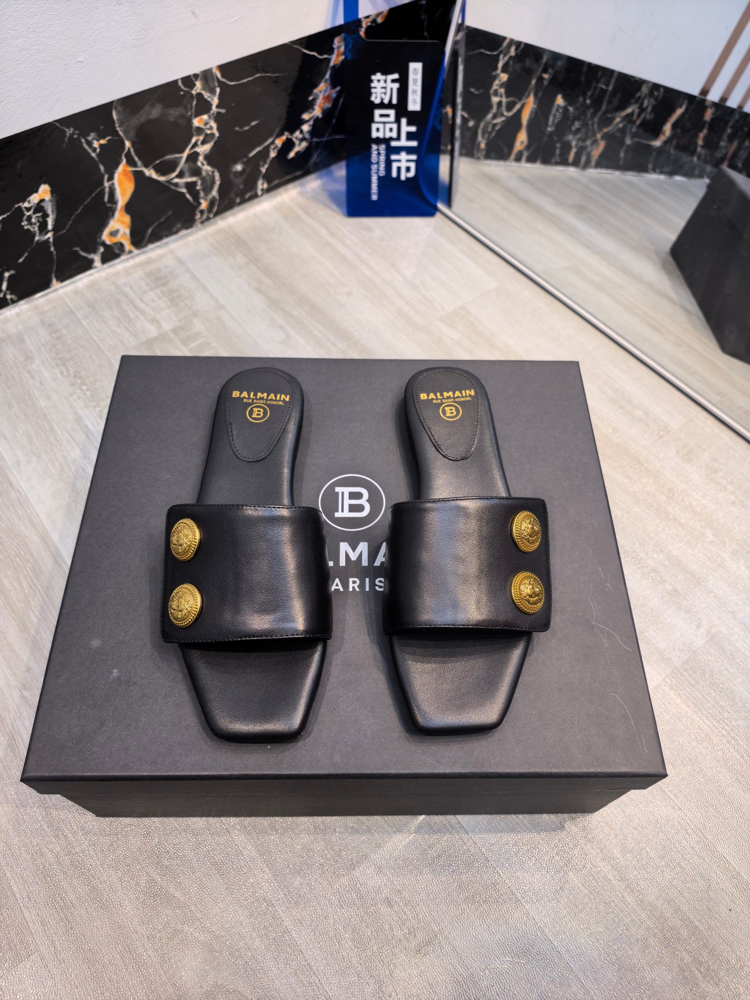 NO:748060,The factory has released the latest Balmain autumn and winter 2026 fashion flat slippers ——————————— Balmain is becoming more and more unique and outstanding. Hurry up and get a pair of Balmain shoes, which are straightforward, invincible and beautiful! This sandal is really impressive and very good-looking. It is developed by the original factory and will not be sold without the original version. Material imported cowhide. Imported cowhide lining. High flat sole. Outsole: genuine leather outsole imported from Italy. Buckle: original buckle mold. Number of yards: 36--42 (40.41.42 customization is not returnable), slippers, balmain, balmain, slippers, cowhide, Leather soles.19860909工厂出Balmain巴尔曼秋冬2026最新款走秀时装平底拖鞋 ——————————— 巴尔曼 愈发別致出众 赶紧来一双巴尔曼小美鞋率性的 无敌气场无敌好看！这凉拖真是气势十足 好看的不行 原厂开发,无原版不做货   材质进口牛皮 内里进口牛皮 跟高平底 大底: 意大利进口真皮大底 饰扣: 原版饰扣开模 码数: 36--42（40.41.42定制不退换）,拖鞋,balmain,balmain,slippers,cowhide,Leather soles,Women's Shoes