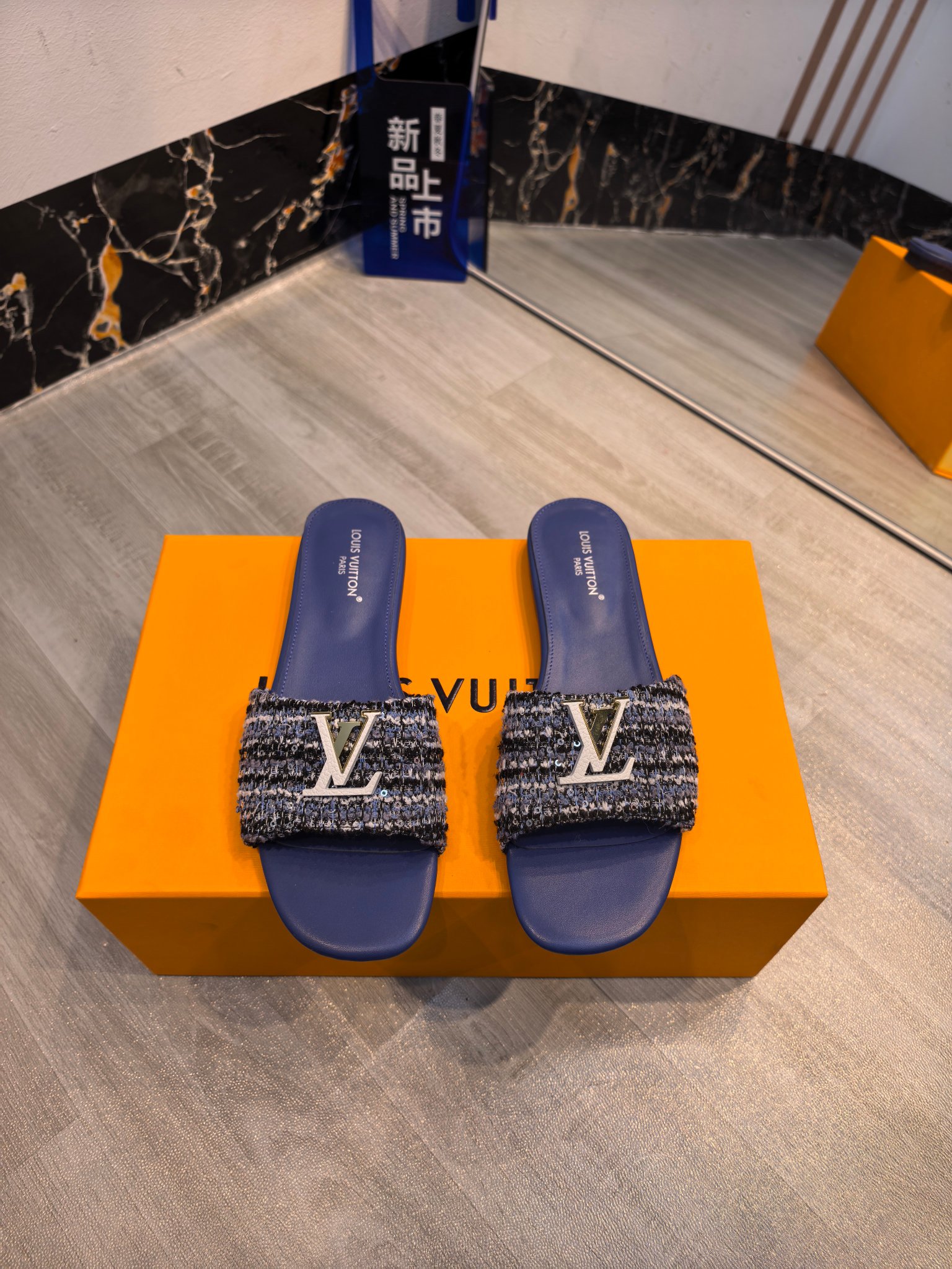 NO:710877,LV | Louis Vuitton 2026 spring and summer new models. The top version is the same as the original version. The counter focuses on the latest LV flat slippers. Hard goods are new. BS purchasing level!  Full of high-end feel!  A popular model among bloggers at home and abroad, it is retro, fashionable and looks great on your feet!  Official website main recommendation★ ━━━━━ t ━━━━━ Original high-customized mixed sheepskin upper, imported sheepskin lining, original Italian leather outsole, heel height 1.5CM, shoe size: 35-42 (customized at 40.41.42), slippers, louis vuitton, louis  vuitton,slippers,sheepskin,Leather soles19860909LV | 路易威登 2026春夏新款 顶级版本原版一致 专柜主打最新款 LV 平底拖鞋 硬货上新 BS代购级别！高级感十足！国内外博主刷爆的一款,复古又时髦上脚美炸了！官网主推款★ ━━━━━ t ━━━━━ 鞋面原版高定制混种羊皮 内里进口羊皮里 大底原版意大利真皮大底 跟高 1.5CM 鞋码: 35-42（40.41.42定制）,拖鞋,louis vuitton,louis vuitton,slippers,sheepskin,Leather soles,Women's Shoes