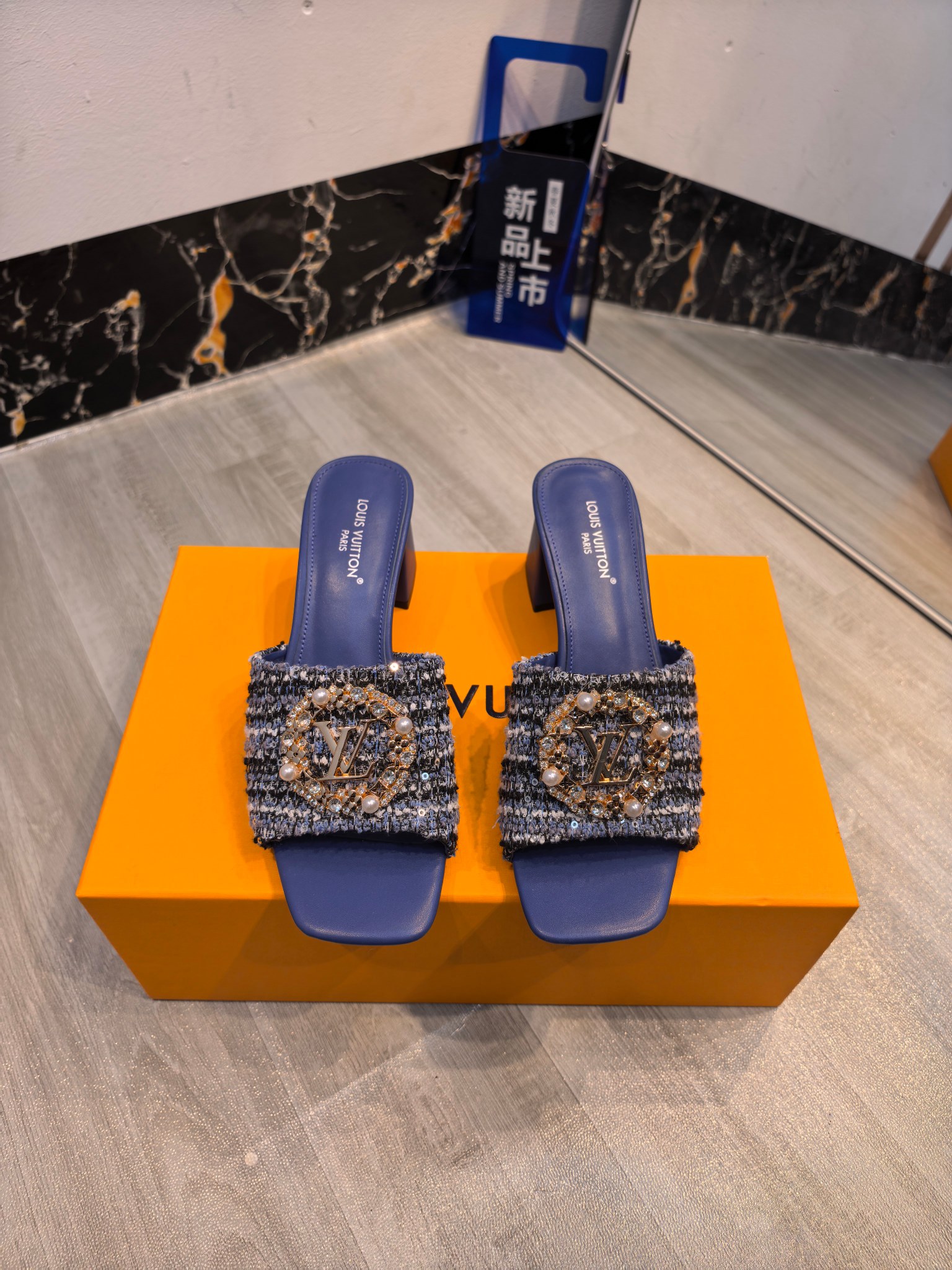 NO:710874,LV | Louis Vuitton 2026 spring and summer new models. The top version is the same as the original version. The counter focuses on the latest LV high-heeled slippers. Hard goods are new. BS purchasing level!  Full of high-end feel!  A popular model among bloggers at home and abroad, it is retro, fashionable and looks great on your feet!  Official website main recommendation★ ━━━━━t ━━━━━ Original high-customized mixed sheepskin upper, imported sheepskin lining, original Italian leather outsole, heel height 6CM, shoe size: 35-42 (customized at 40.41.42), slippers, louis vuitton, louis  vuitton,slippers,sheepskin,Leather soles19860909LV | 路易威登 2026春夏新款 顶级版本原版一致 专柜主打最新款 LV 高跟拖鞋 硬货上新 BS代购级别！高级感十足！国内外博主刷爆的一款,复古又时髦上脚美炸了！官网主推款★ ━━━━━ t ━━━━━ 鞋面原版高定制混种羊皮 内里进口羊皮里 大底原版意大利真皮大底 跟高 6CM 鞋码: 35-42（40.41.42定制）,拖鞋,louis vuitton,louis vuitton,slippers,sheepskin,Leather soles,Women's Shoes