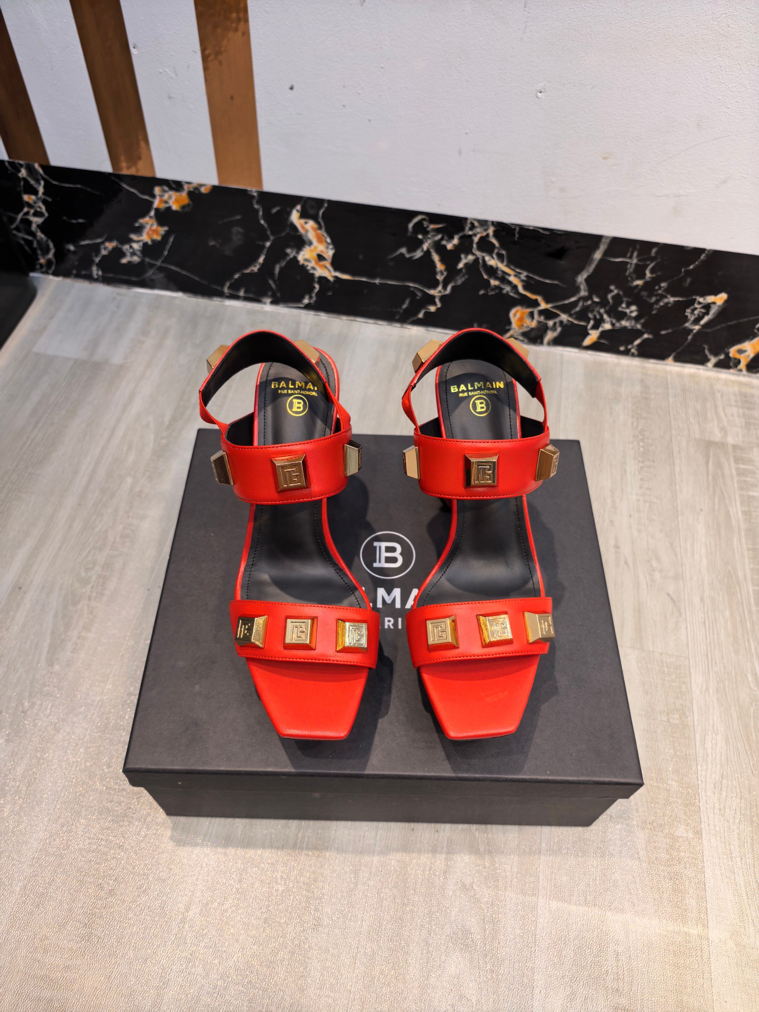 NO:785334,From the factory, * Balmain's latest 2026 spring and summer catwalk high-water platform sandals. Brand Balmain is an old custom fashion house founded by French fashion designer (Pierre Balmain) in 1945. It has become one of the three custom fashion giants after World War II. Invincible aura, invincible and good-looking [呲呲][呲呲][呲呲] is really full of momentum. It is so good-looking [呲呲][呲呲][呲呲] Developed by the original factory, no goods will be produced without the original material. Material imported cowhide. Lining imported cowhide. Heel height 10.5. Outsole: Genuine leather outsole imported from Italy. Size: 36--42 (40.41.42 customization is non-refundable), high heels and sandals, balmain, sandals, high heels, cowhide, Leather soles19860909工厂出,* 巴尔曼2026春夏最新款走秀恨天高水台凉鞋.  品牌巴尔曼由法国时装设计师（皮埃尔.巴尔曼）先生创立于1945年的老牌定制时装屋,与、并列成为二战之后的定制时装三巨头[阴险][阴险]此款采用纯手工精工打造别具一格的时尚元素 巴尔曼 愈发別致出众 赶紧来一双巴尔曼小美鞋率性的 无敌气场无敌好看[呲牙][呲牙][呲牙]真是气势十足 好看的不行[呲牙][呲牙][呲牙]  原厂开发,无原版不做货   材质进口牛皮 内里进口牛皮 跟高10.5 大底: 意大利进口真皮大底 码数: 36--42（40.41.42定制不退换）,高跟鞋凉鞋,balmain,sandals,high heels,cowhide,Leather soles,Women's Shoes