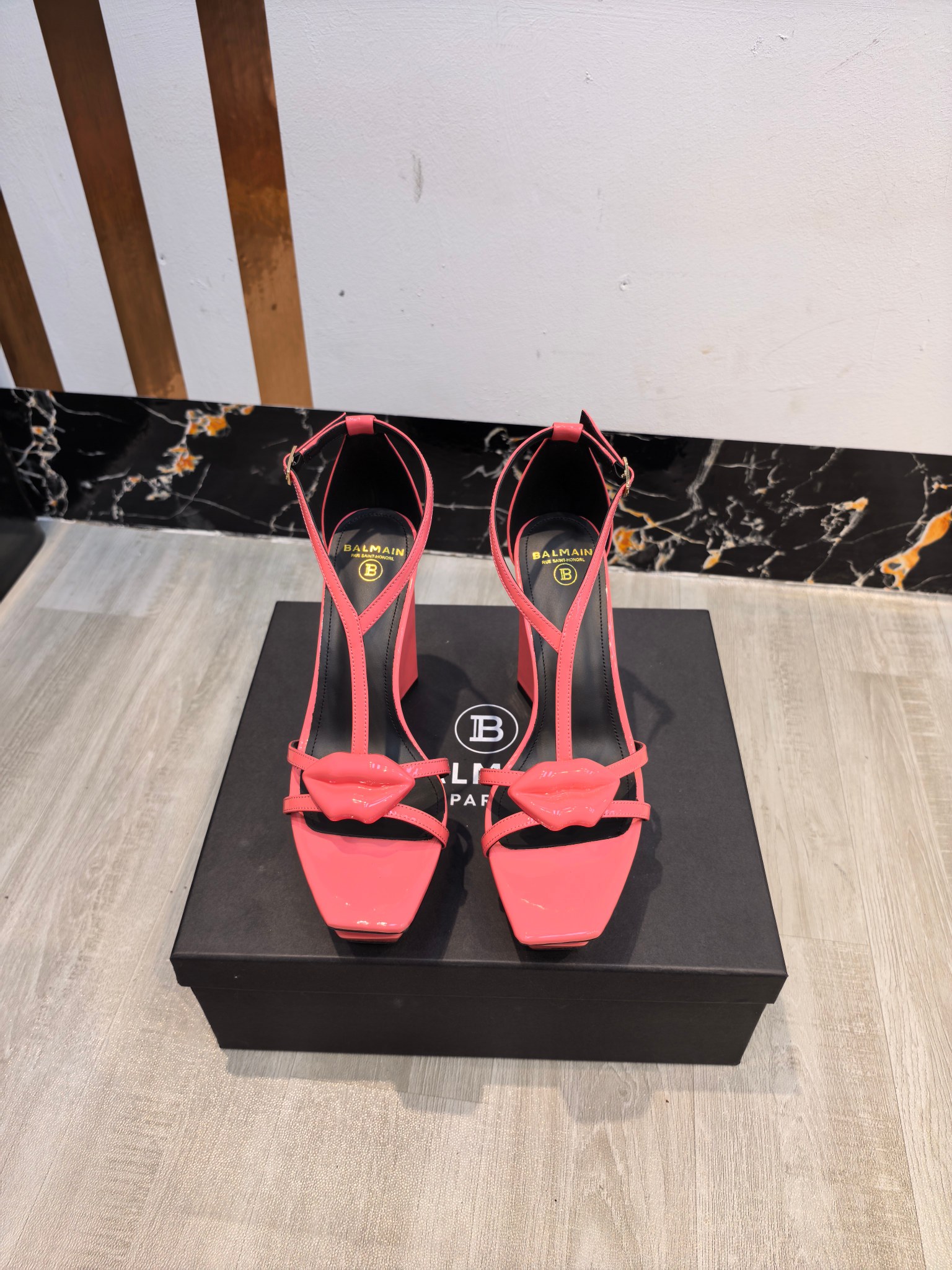 NO:785338,From the factory, * Balmain's latest 2026 spring and summer catwalk high-water platform sandals. Brand Balmain is an old custom fashion house founded by French fashion designer (Pierre Balmain) in 1945. It has become one of the three custom fashion giants after World War II. Invincible aura, invincible and good-looking [呲呲][呲呲][呲呲] is really full of momentum. It is so good-looking [呲呲][呲呲][呲呲] Developed by the original factory, no goods will be produced without the original material. Material imported patent leather. Interior imported cowhide. Heel height 10.5. Outsole: Genuine leather outsole imported from Italy. Size: 36--42 (40.41.42 customization is non-refundable), high heels and sandals, balmain, sandals, high heels, cowhide, Leather soles19860909工厂出,* 巴尔曼2026春夏最新款走秀恨天高水台凉鞋.  品牌巴尔曼由法国时装设计师（皮埃尔.巴尔曼）先生创立于1945年的老牌定制时装屋,与、并列成为二战之后的定制时装三巨头[阴险][阴险]此款采用纯手工精工打造别具一格的时尚元素 巴尔曼 愈发別致出众 赶紧来一双巴尔曼小美鞋率性的 无敌气场无敌好看[呲牙][呲牙][呲牙]真是气势十足 好看的不行[呲牙][呲牙][呲牙]  原厂开发,无原版不做货   材质进口漆皮 内里进口牛皮 跟高10.5 大底: 意大利进口真皮大底 码数: 36--42（40.41.42定制不退换）,高跟鞋凉鞋,balmain,sandals,high heels,cowhide,Leather soles,Women's Shoes