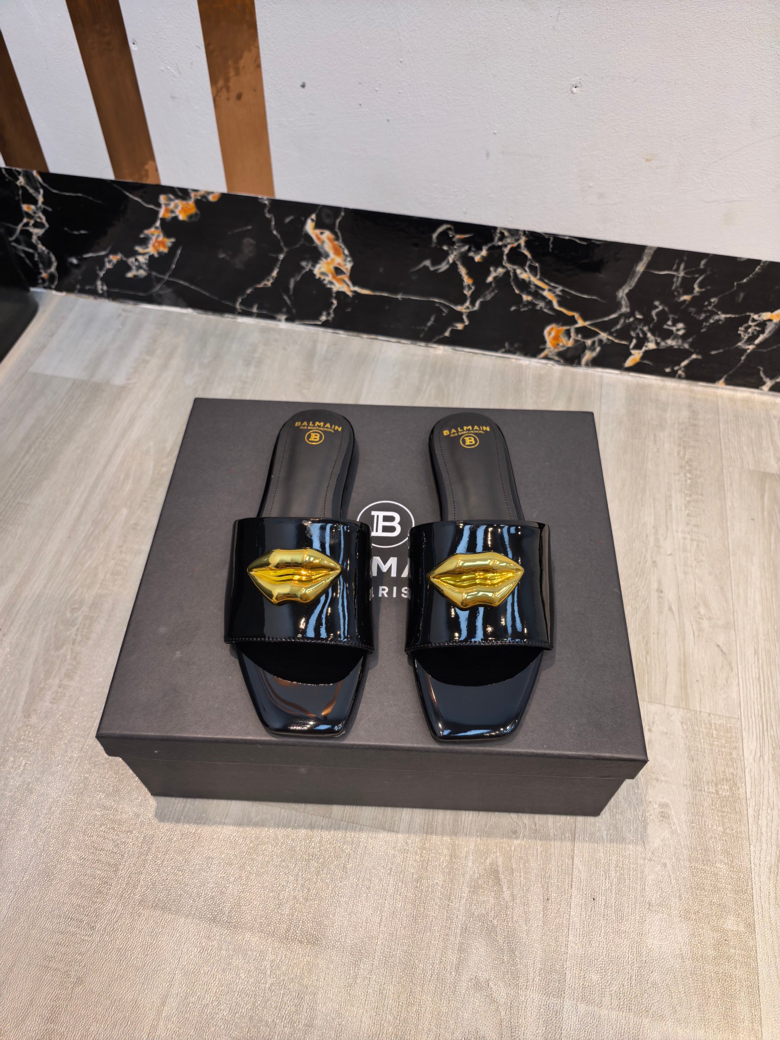 NO:785336,The factory has released the latest Balmain autumn and winter 2026 catwalk fashion. Flat slippers with fashionable lips ——————————— Balmain is becoming more and more unique and outstanding. Hurry up and get a pair of Balmain shoes, which are frank, invincible and beautiful! This sandal is really full of momentum and looks great. It is developed by the original factory and will not be sold without the original version. Material: imported patent leather. Imported cowhide leather on the inside. High flat sole. Outsole: genuine leather outsole imported from Italy. Buckle: Original buckle mold. Code number: 36--42 (40.41.42 customization is not returnable), slippers, balmain, balmain, slippers, cowhide, Leather soles19860909工厂出Balmain巴尔曼秋冬2026最新款走秀时装 嘴唇时髦平底拖鞋 ——————————— 巴尔曼 愈发別致出众 赶紧来一双巴尔曼小美鞋率性的 无敌气场无敌好看！这凉拖真是气势十足 好看的不行 原厂开发,无原版不做货   材质进口漆皮 内里进口牛皮 跟高平底 大底: 意大利进口真皮大底 饰扣: 原版饰扣开模 码数: 36--42（40.41.42定制不退换）,拖鞋,balmain,balmain,slippers,cowhide,Leather soles,Women's Shoes