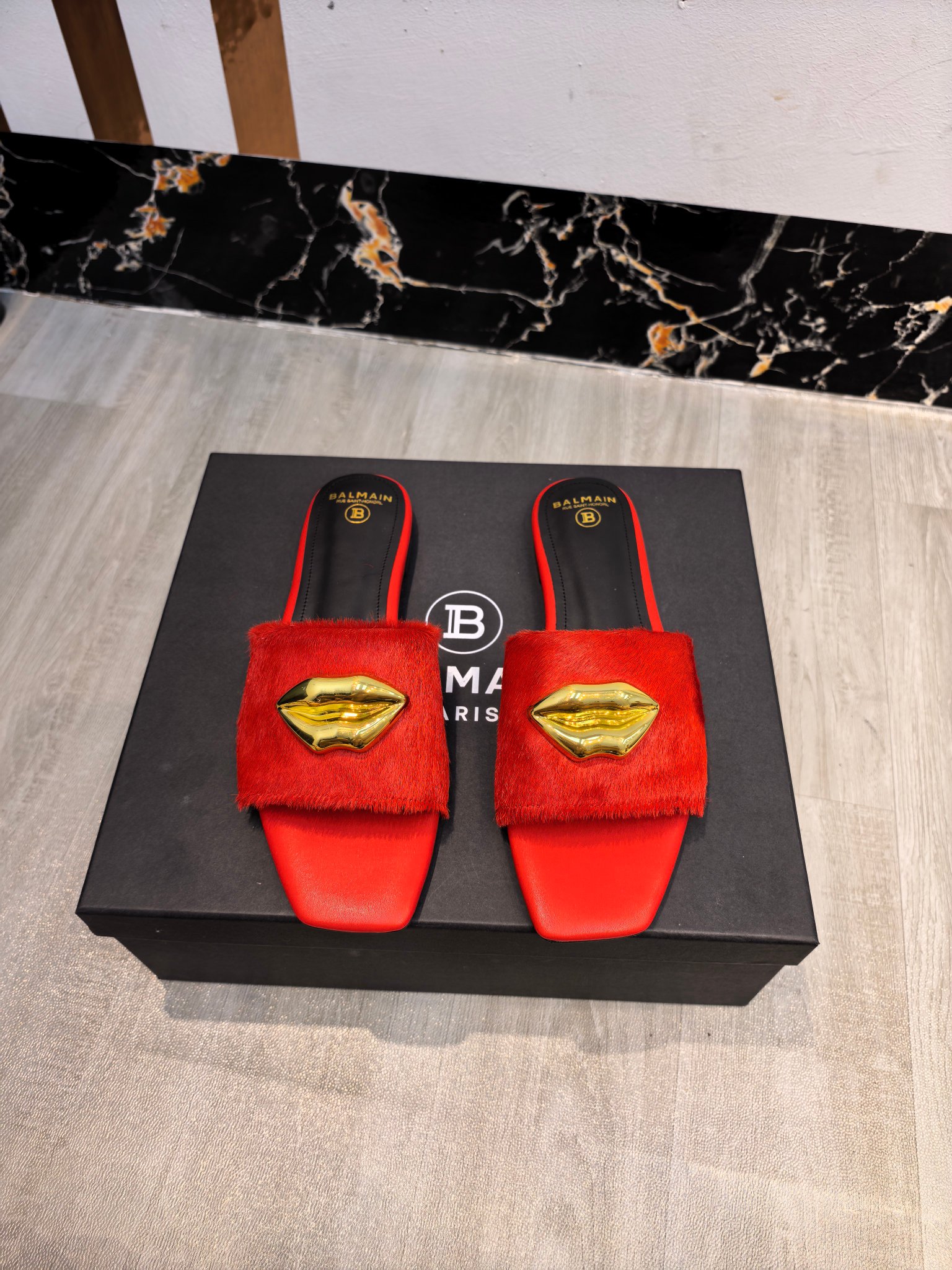 NO:785329,The factory has released the latest Balmain autumn and winter 2026 catwalk fashion. Flat slippers with fashionable lips ——————————— Balmain is becoming more and more unique and outstanding. Hurry up and get a pair of Balmain shoes, which are frank, invincible and beautiful! This sandal is really impressive and looks great. It is developed by the original factory and will not be sold without the original version. Material imported horse hair. Imported cowhide leather inside. High flat sole. Outsole: genuine leather outsole imported from Italy. Buckle: original buckle mold. Number of yards: 36--42 (40.41.42 customization is not returnable), slippers, balmain, balmain, slippers, cowhide, Leather soles.19860909工厂出Balmain巴尔曼秋冬2026最新款走秀时装 嘴唇时髦平底拖鞋 ——————————— 巴尔曼 愈发別致出众 赶紧来一双巴尔曼小美鞋率性的 无敌气场无敌好看！这凉拖真是气势十足 好看的不行 原厂开发,无原版不做货   材质进口马毛 内里进口牛皮 跟高平底 大底: 意大利进口真皮大底 饰扣: 原版饰扣开模 码数: 36--42（40.41.42定制不退换）,拖鞋,balmain,balmain,slippers,cowhide,Leather soles,Women's Shoes