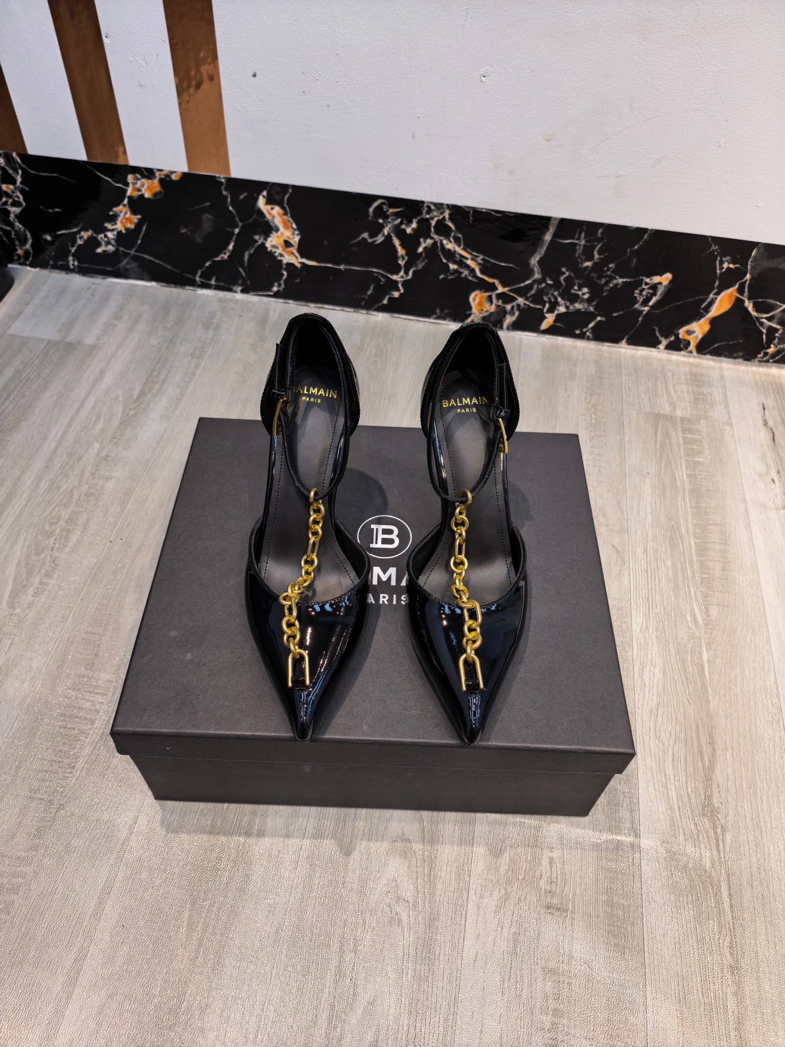 NO:785333,From the factory, * Balmain's latest 2025 spring and summer catwalk chain hollow high-heeled shoes. Brand Balmain is an old custom fashion house founded by French fashion designer (Pierre Balmain) in 1945. Together with and became the top three custom fashion giants after World War II [Insidious] [Insidious] This style uses pure handcrafting to create unique fashion elements. Balmain is becoming more and more chic and outstanding. Hurry up and get a pair of Balmain shoes. Invincible aura, invincible good looks [呲呲][呲呲][呲呲] These short boots are really full of momentum. They are so good-looking [呲呲][呲呲][呲呲] Developed by the original factory, no goods will be produced without the original material. Material: imported patent leather. Cowhide lining. Heel height 9.5. Outsole: Genuine leather outsole imported from Italy. Size: 36--42 (40.41.42 customization is not returnable), high heels and sandals, balmain, sandals, boots, high heels, cowhide, Leather soles19860909工厂出,* 巴尔曼2025春夏最新款走秀链条中空高跟单鞋  品牌巴尔曼由法国时装设计师（皮埃尔.巴尔曼）先生创立于1945年的老牌定制时装屋,与、并列成为二战之后的定制时装三巨头[阴险][阴险]此款采用纯手工精工打造别具一格的时尚元素 巴尔曼 愈发別致出众 赶紧来一双巴尔曼小美鞋率性的 无敌气场无敌好看[呲牙][呲牙][呲牙]这短靴真是气势十足 好看的不行[呲牙][呲牙][呲牙]  原厂开发,无原版不做货   材质进口漆皮 内里牛皮 跟高9.5 大底: 意大利进口真皮大底 码数: 36--42（40.41.42定制不退换）,高跟鞋凉鞋,balmain,sandals,boots,high heels,cowhide,Leather soles,Women's Shoes