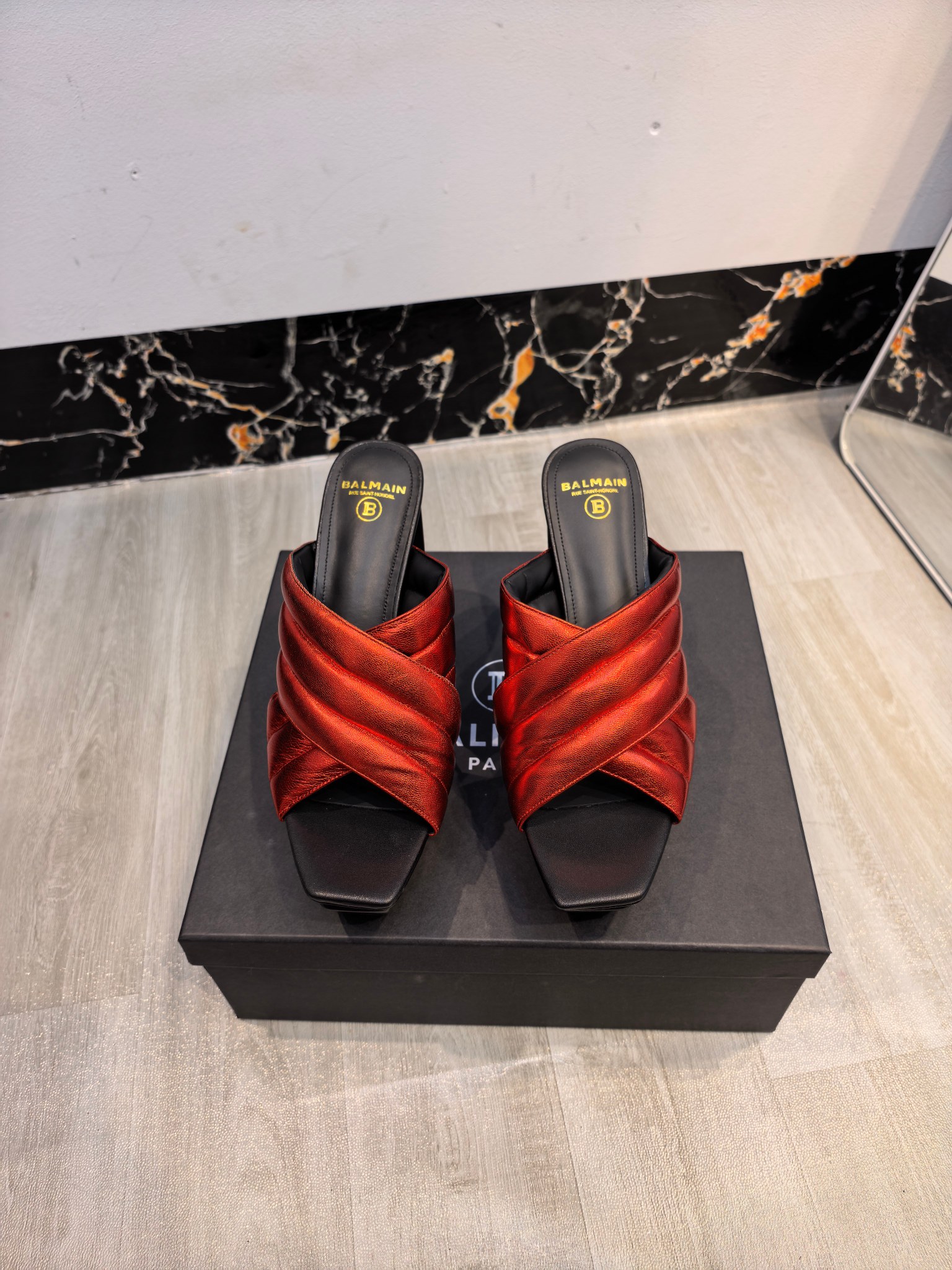 NO:785328,From the factory, * Balmain's latest 2026 spring and summer catwalk slippers. Brand Balmain is an old custom fashion house founded by French fashion designer (Pierre Balmain) in 1945. Together with and became the top three custom fashion giants after World War II [Insidious] [Insidious] This style uses pure handcrafting to create unique fashion elements. Balmain is becoming more and more unique and outstanding. Hurry up and get a pair of Balmain shoes. Invincible aura, invincible and good-looking [呲呲][呲呲][呲呲] is really full of momentum. It is so good-looking [呲呲][呲呲][呲呲] Developed by the original factory, no goods will be produced without the original material. Material imported cowhide. Lining imported cowhide. Heel height 10.5. Outsole: Genuine leather outsole imported from Italy. Size: 36--42 (40.41.42 customization is not returnable), high heels and slippers, balmain, high heels, slippers, cowhide, Leather soles19860909工厂出,* 巴尔曼2026春夏最新款走秀恨天高水台拖鞋.  品牌巴尔曼由法国时装设计师（皮埃尔.巴尔曼）先生创立于1945年的老牌定制时装屋,与、并列成为二战之后的定制时装三巨头[阴险][阴险]此款采用纯手工精工打造别具一格的时尚元素 巴尔曼 愈发別致出众 赶紧来一双巴尔曼小美鞋率性的 无敌气场无敌好看[呲牙][呲牙][呲牙]真是气势十足 好看的不行[呲牙][呲牙][呲牙]  原厂开发,无原版不做货   材质进口牛皮 内里进口牛皮 跟高10.5 大底: 意大利进口真皮大底 码数: 36--42（40.41.42定制不退换）,高跟鞋拖鞋,balmain,high heels,slippers,cowhide,Leather soles,Women's Shoes