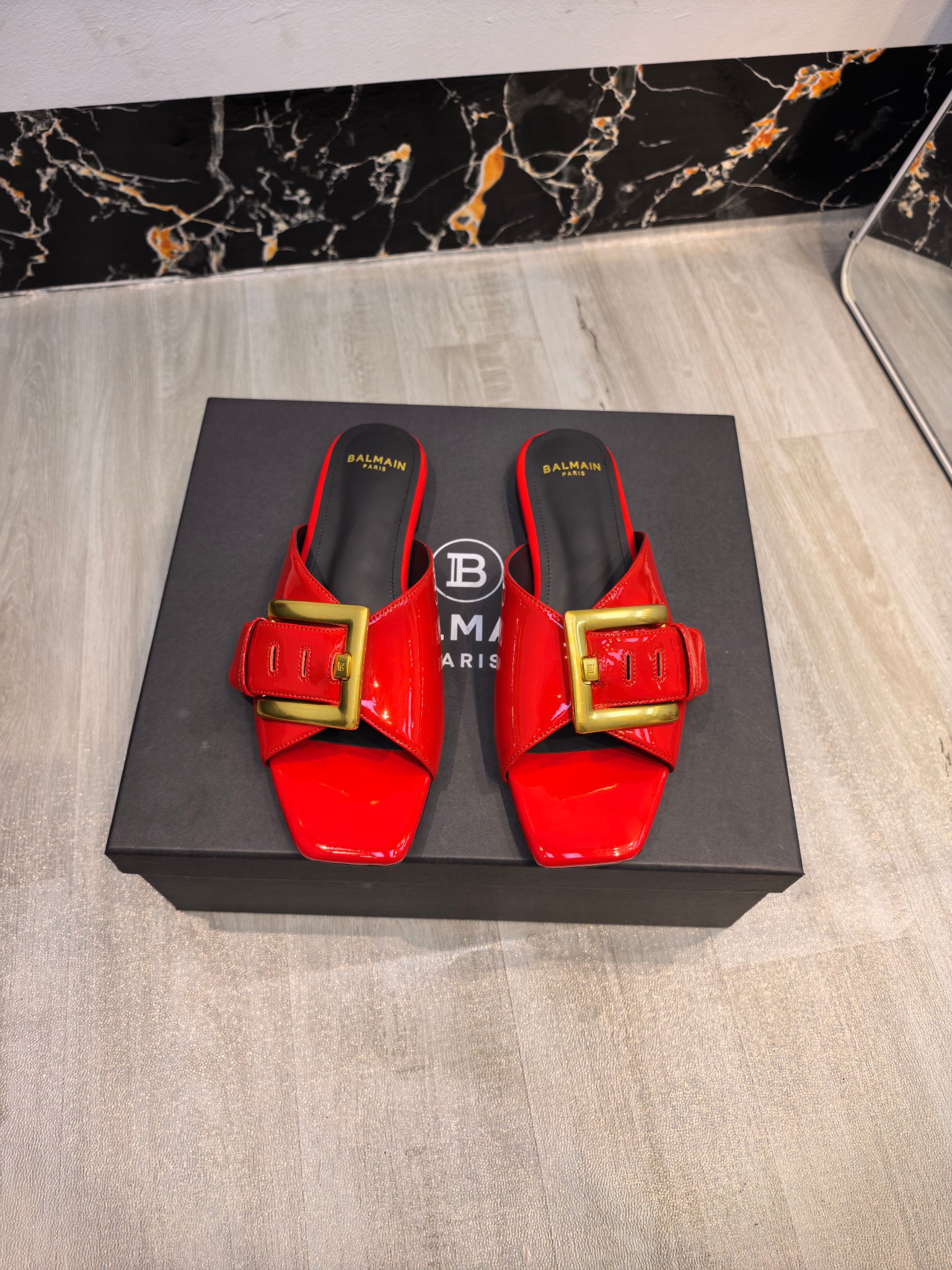 NO:785323,The factory has released the latest Balmain autumn and winter 2026 fashion flat slippers ——————————— Balmain is becoming more and more unique and outstanding. Hurry up and get a pair of Balmain shoes, which are straightforward, invincible and beautiful! This sandal is really impressive and very good-looking. It is developed by the original factory and will not be sold without the original version. Material imported cowhide. Imported cowhide lining. High flat sole. Outsole: genuine leather outsole imported from Italy. Buckle: original buckle mold. Number of yards: 36--42 (40.41.42 customization is not returnable), slippers, balmain, balmain, slippers, cowhide, Leather soles.19860909工厂出Balmain巴尔曼秋冬2026最新款走秀时装平底拖鞋 ——————————— 巴尔曼 愈发別致出众 赶紧来一双巴尔曼小美鞋率性的 无敌气场无敌好看！这凉拖真是气势十足 好看的不行 原厂开发,无原版不做货   材质进口牛皮 内里进口牛皮 跟高平底 大底: 意大利进口真皮大底 饰扣: 原版饰扣开模 码数: 36--42（40.41.42定制不退换）,拖鞋,balmain,balmain,slippers,cowhide,Leather soles,Women's Shoes