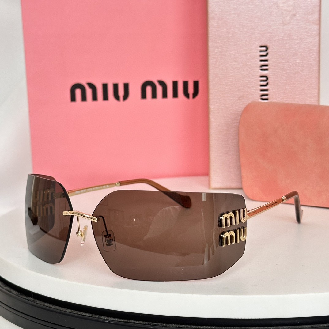 ‼️  MIUMIU女孩新色来啦～ 想焊在脸上的墨镜
硬货不怕迟到～历经几个月ZP开模打造
任何细节完美