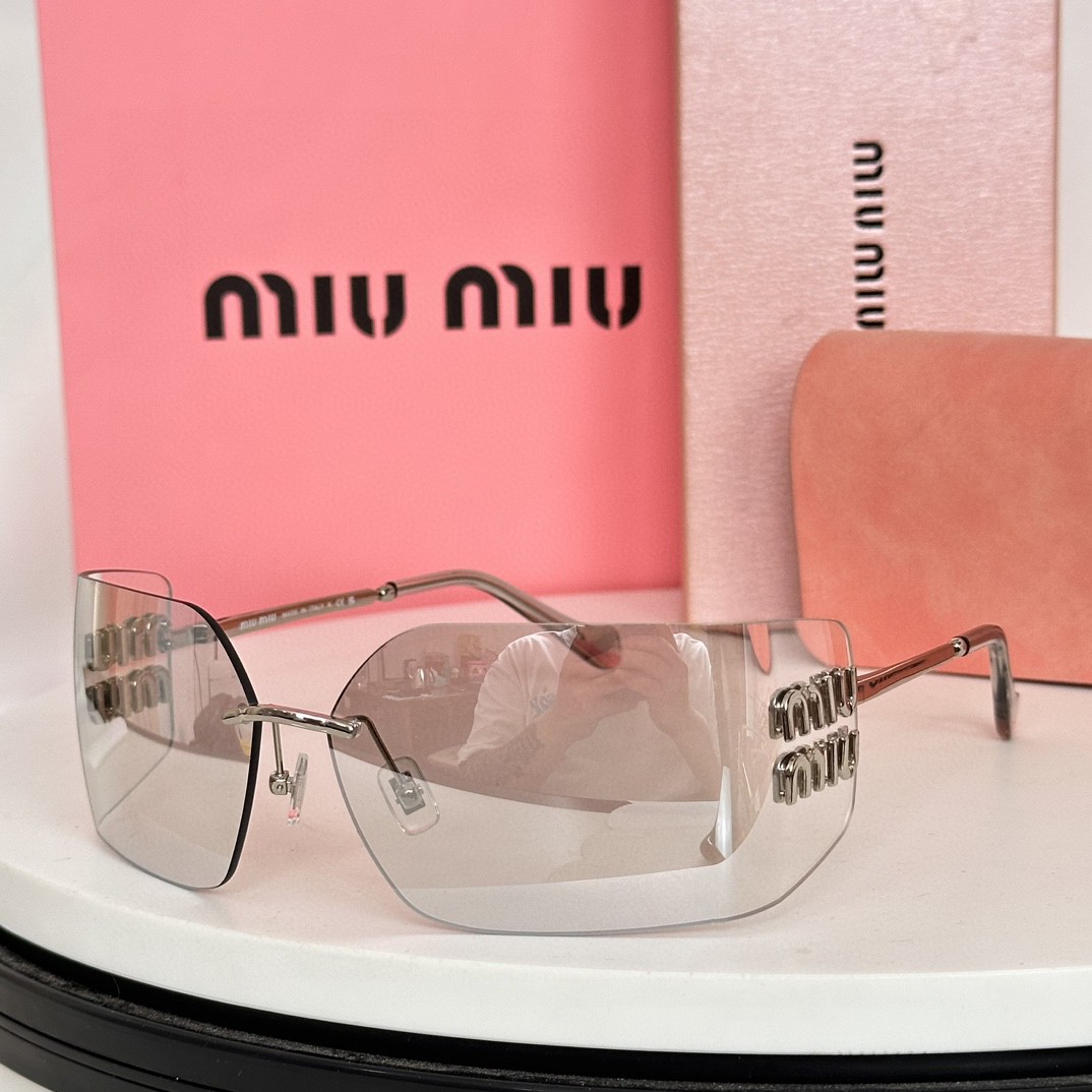 ‼️  MIUMIU女孩新色来啦～ 想焊在脸上的墨镜
硬货不怕迟到～历经几个月ZP开模打造
任何细节完美