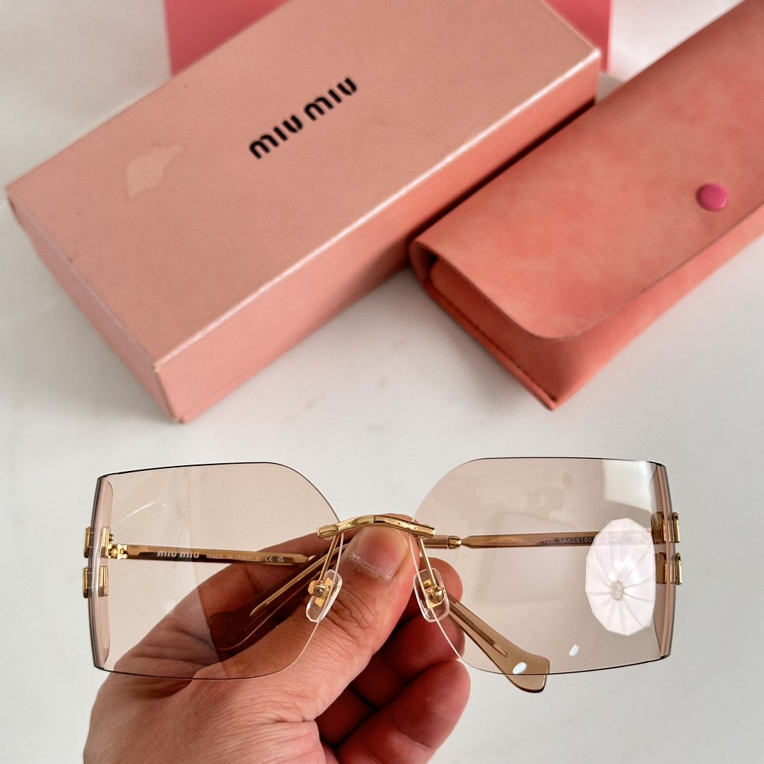‼️ 模特图 MIUMIU女孩新色来啦～ 想焊在脸上的墨镜
硬货不怕迟到～历经几个月ZP开模打造
任何细
