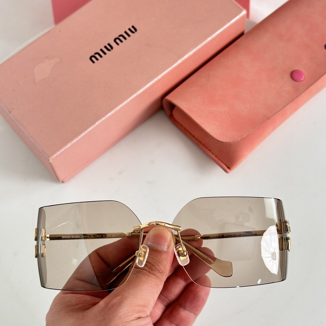 ‼️ 模特图 MIUMIU女孩新色来啦～ 想焊在脸上的墨镜
硬货不怕迟到～历经几个月ZP开模打造
任何细