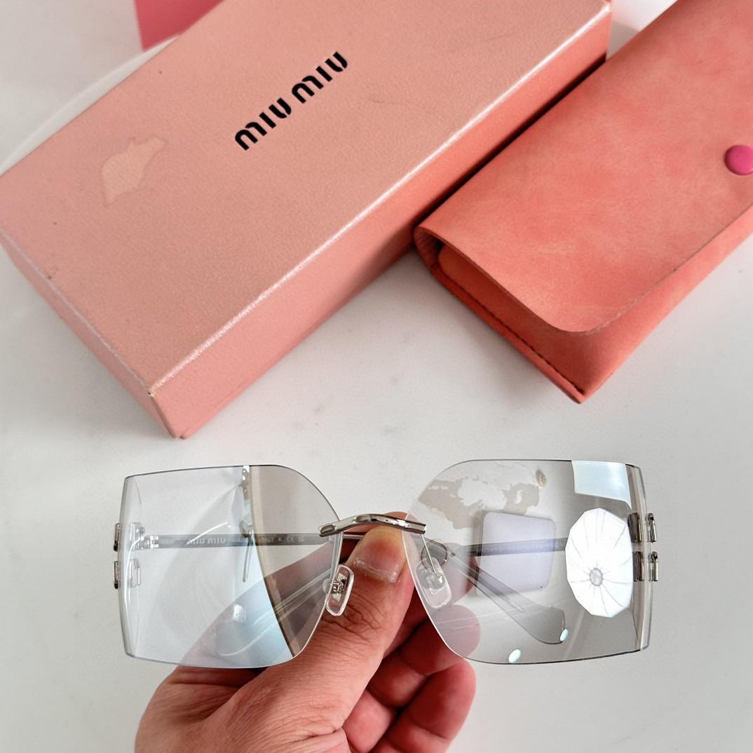 ‼️ 模特图 MIUMIU女孩新色来啦～ 想焊在脸上的墨镜
硬货不怕迟到～历经几个月ZP开模打造
任何细