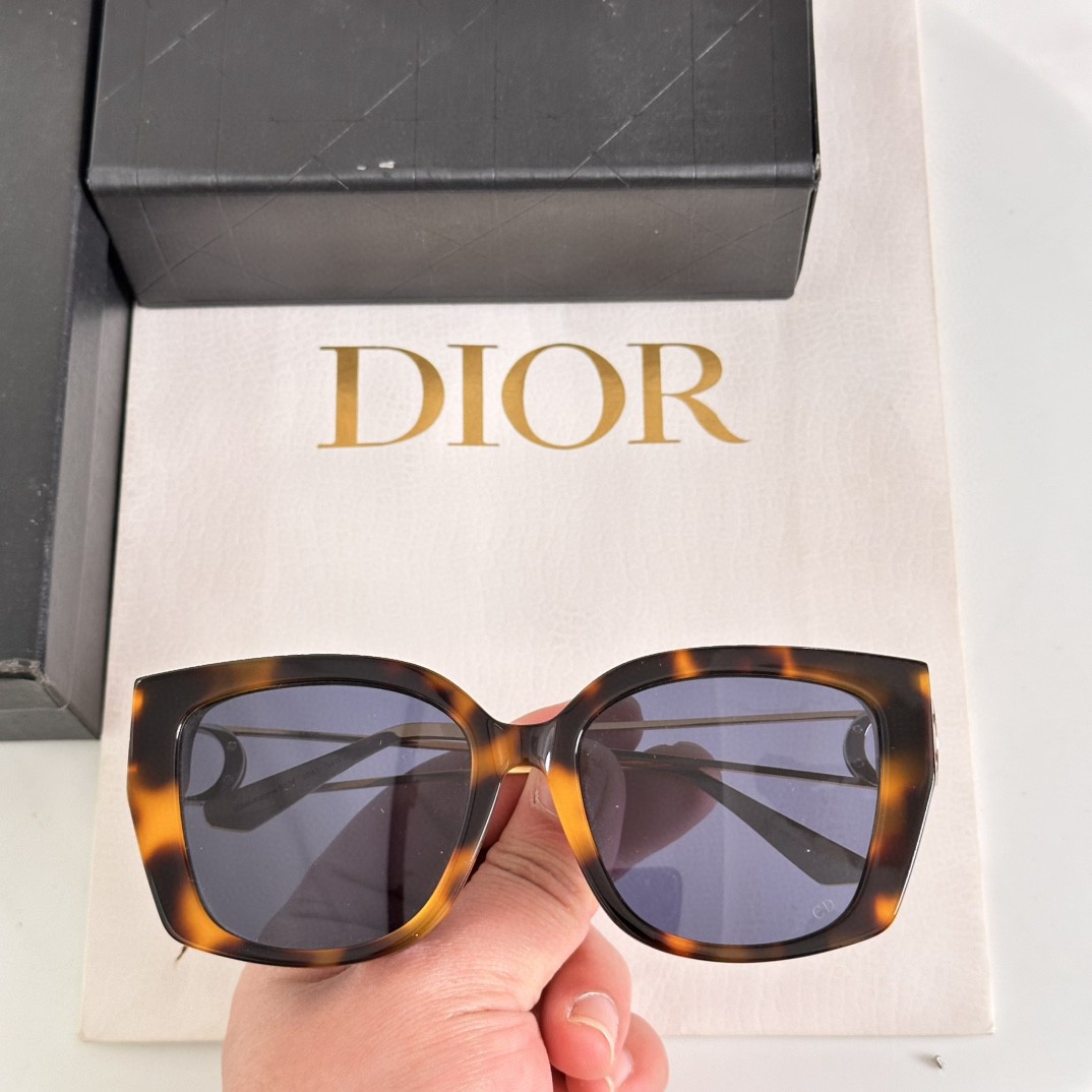 ‼️DIOR这款太阳眼镜采用正方形造型，富有都市优雅风情，提升系列格调。黑色醋酸纤维镜框，搭配金色饰面金