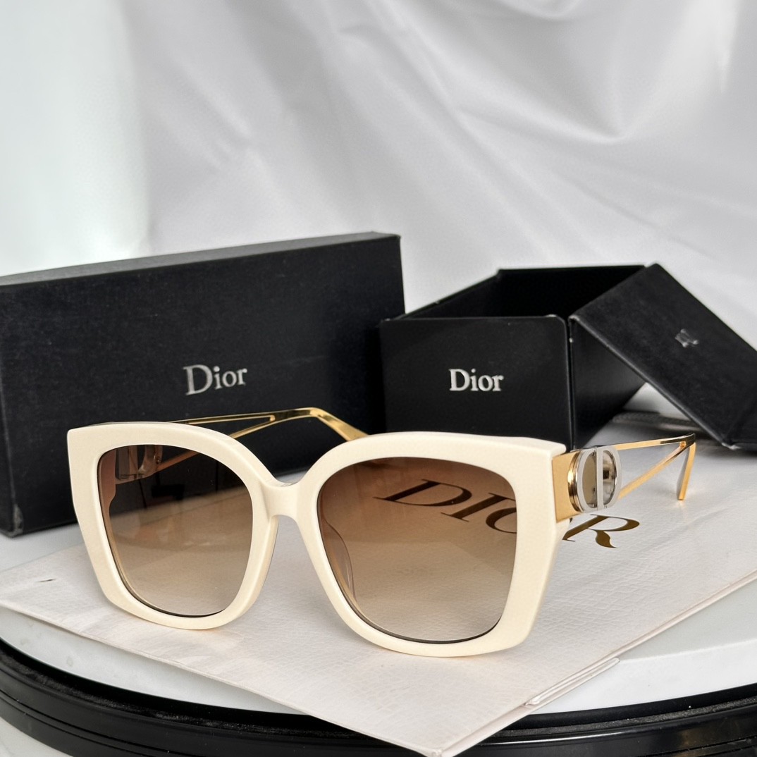 ‼️DIOR这款太阳眼镜采用正方形造型，富有都市优雅风情，提升系列格调。黑色醋酸纤维镜框，搭配金色饰面金